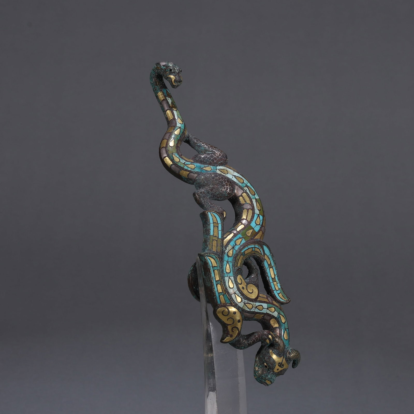 AN IMPORTANT ARCHAIC BRONZE BELT HOOK WITH GOLD AND SILVER INLAY AND TURQUOISE INLAY, LATE WARRING: L:18cm (7.09 in) W:4.8cm (1.89 in) WT:355gA fine archaic bronze belt hook, Late Warring States period, with gold and silver inlay, turquoise inlay, openwork dragon and beast motifs, of exceptional cra