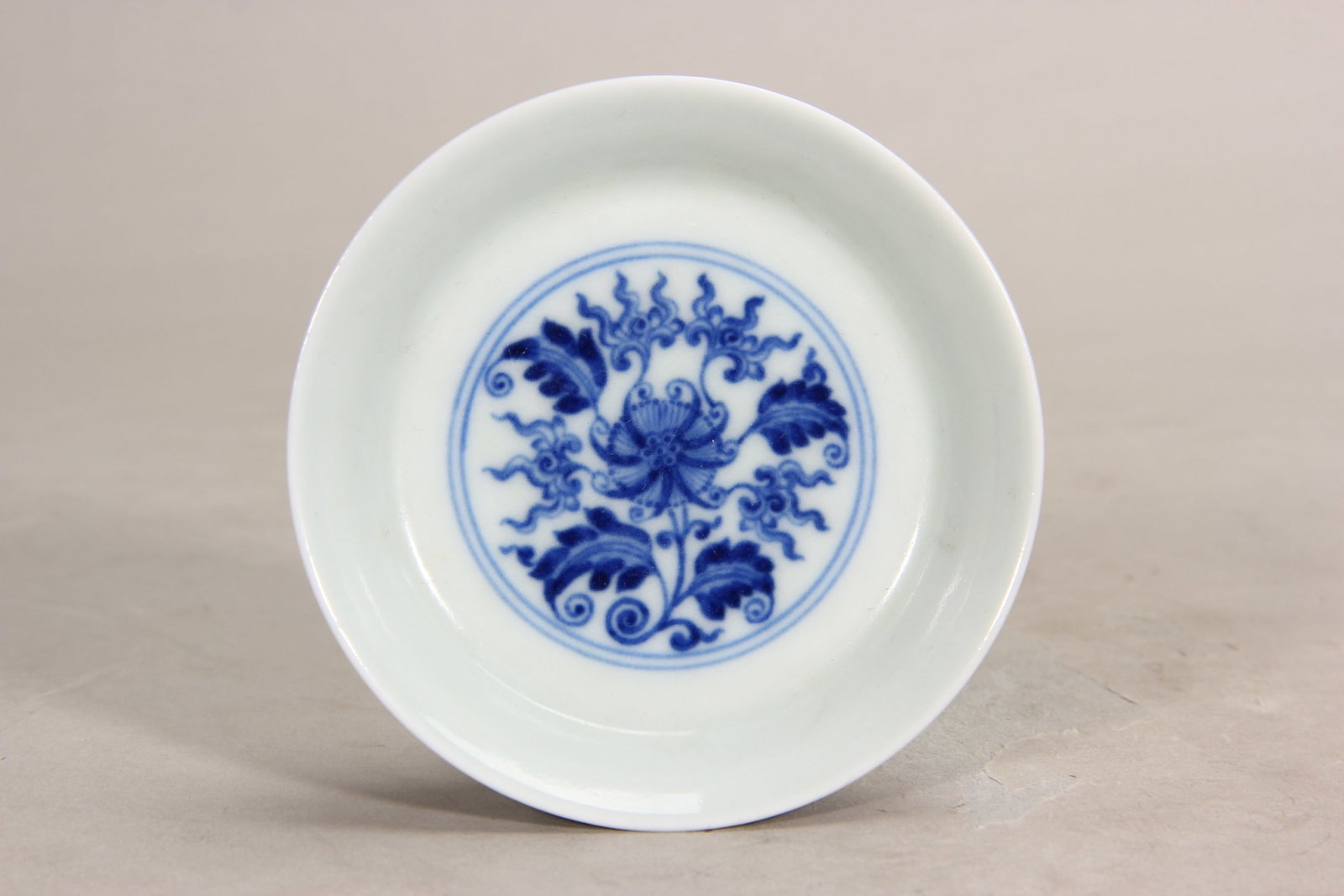 QING QIANLONG: BLUE-AND-WHITE SMALL DISH WITH INTERLOCKING FLORAL MOTIF (1 of 9)