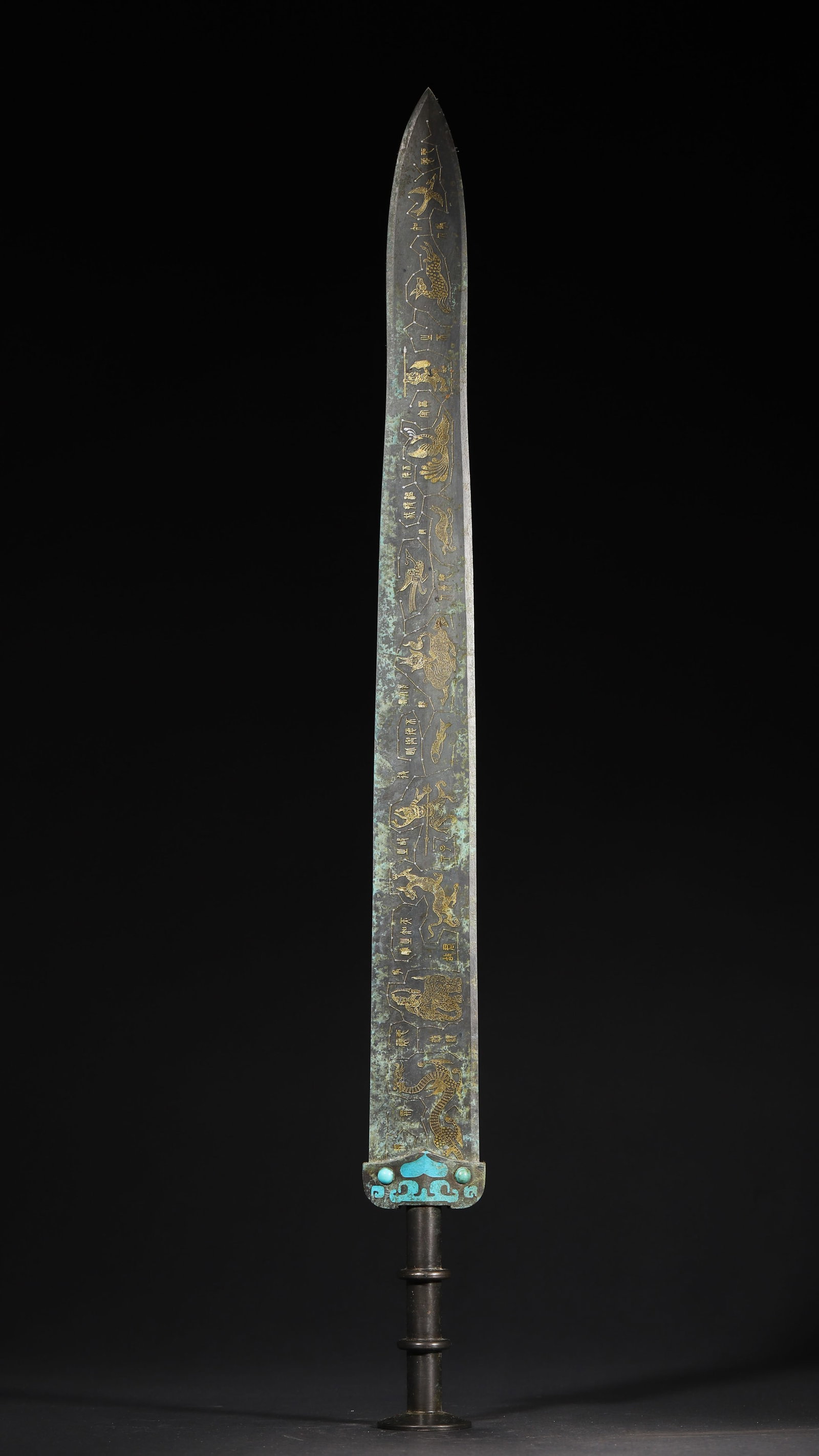 HAN DYNASTY BRONZE ORNAMENT WITH GOLD INLAID CONSTELLATION AND FOUR DIVINE BEASTS MOTIFS, TURQUOISE: 24.02in x 2.2in (61.0cm x 5.6cm), 1.991lb (903.0g)A fine Han Dynasty bronze ornament with gold-inlaid 28 constellations, Four Divine Beasts, turquoise inlay, and concentric pommel. Exemplifying ancien