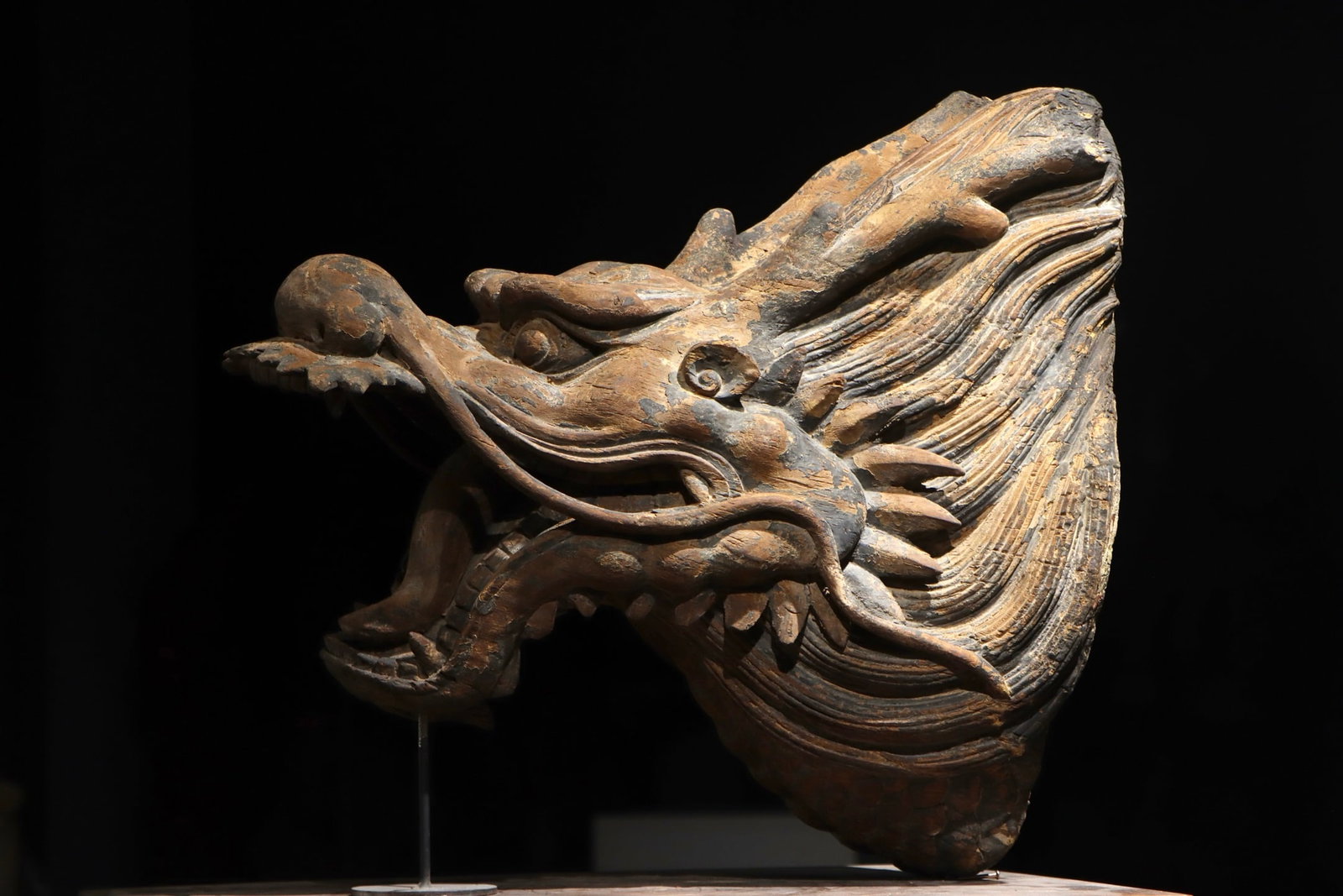 A LARGE CARVED WOOD DRAGON HEAD ARCHITECTURAL ORNAMENT, MING DYNASTY (1 of 6)