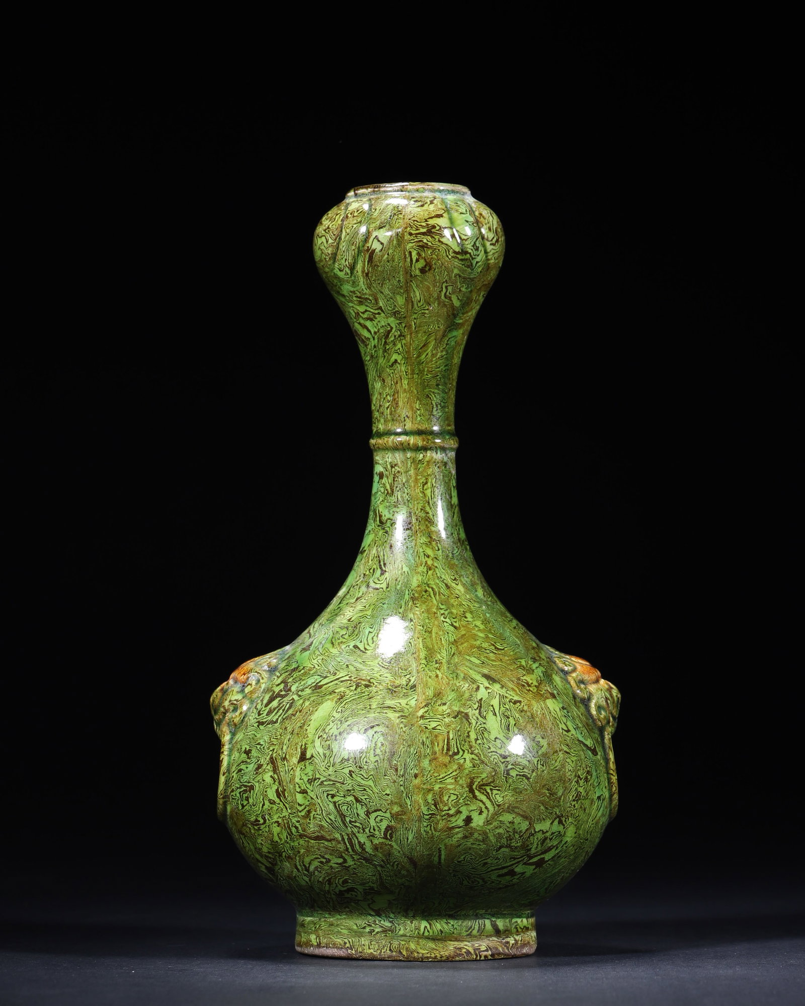 TANG DYNASTY MARBLED (JIAOTAI) GREEN-GLAZED GARLIC-HEAD VASE WITH BEAST-HEAD HANDLES: 3.94in x 7.87in (10.0cm x 20.0cm)A rare Tang Dynasty marbled (jiaotai) garlic-head vase, featuring swirling wood-grain patterns from mixed clay bodies. Covered in a vivid green glaze, it is adorned wi