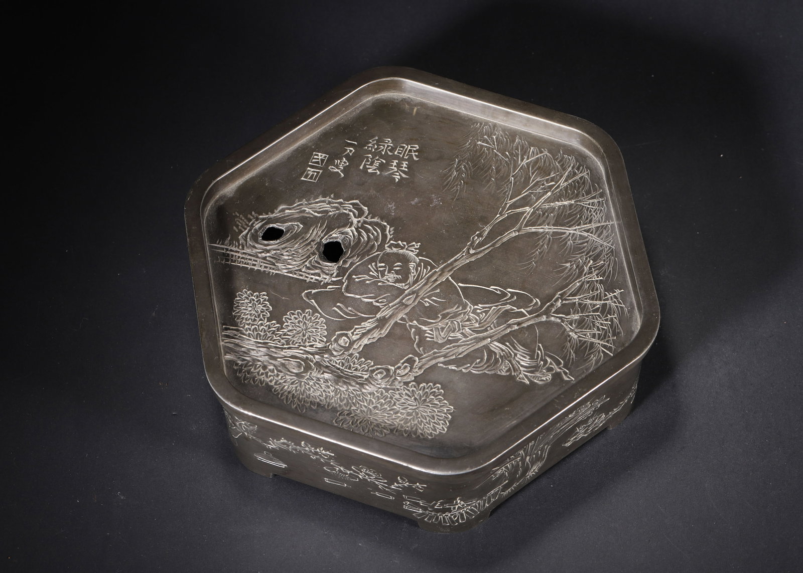LATE QING PERIOD, A HEXAGONAL TIN TEA BOAT WITH FIGURE AND POEM INSCRIPTION, MARKED 'YI DAO LAO REN': 7.87" x 2.36" (20.0cm x 6.0cm) 3.598lb (1632g)This fine hexagonal tin tea boat, carved by 'Yi Dao Lao Ren' and produced by 'Yan Xing Shun', features intricate figure and scholar’s object carvings, c