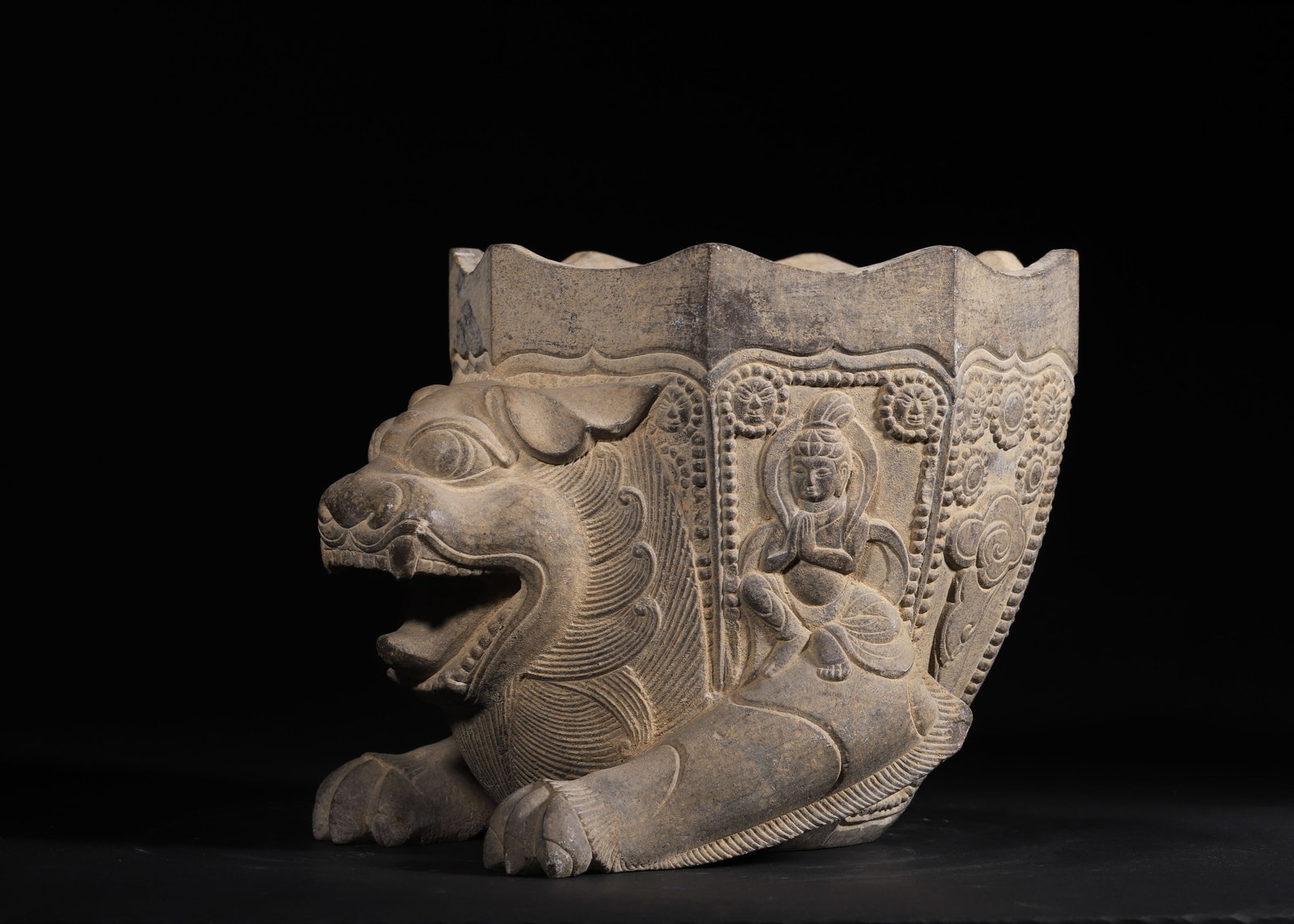 A TANG DYNASTY GREY STONE OCTAGONAL BASIN WITH LION BASE AND BODHISATTVA RELIEFS: 9.84" x 7.87" x 7.48" (25cm x 20cm x 19cm) 19.08lb (8656g)This Tang Dynasty grey stone octagonal basin rests on lion-head supports, with high-relief Bodhisattvas, cloud scrolls, and bead patterns. Car