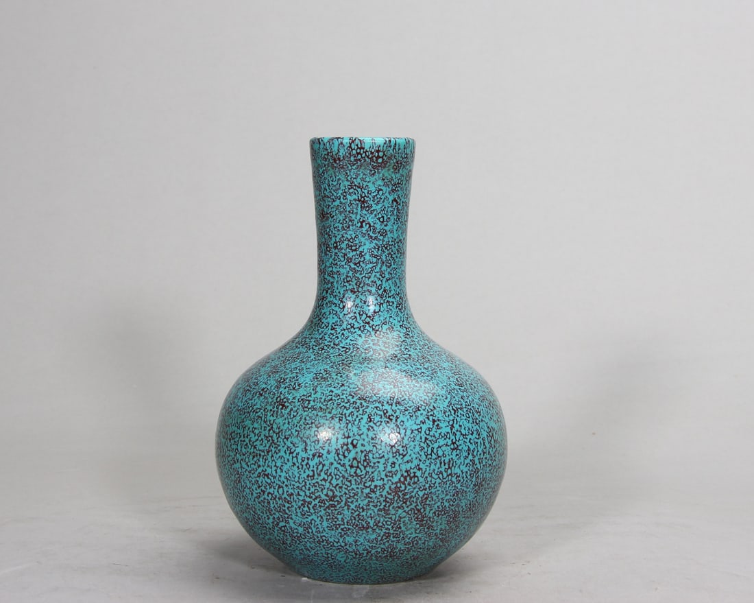 A FINE QING YONGZHENG PERIOD LU JUN GLAZED TIANQIUPING VASE: H5.87in (H14.9cm)This elegant celestial globe vase features a rich robin's egg blue Lu Jun glaze with fine purple speckles, a hallmark of Yongzheng period porcelain. A rare masterpiece, showcasing exc