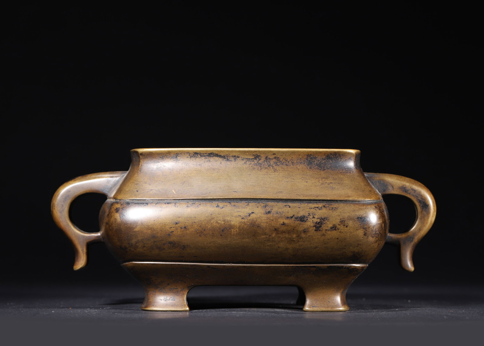 MING DYNASTY, ZHENGDE PERIOD, A BRONZE RECTANGULAR TRIPOD CENSER WITH 'HUI HUI ZHANG JIAO' MARK: 9.84" x 5.91" x 3.94" (25.0cm x 15.0cm x 10.0cm) 7.463lb (3385g)This rare Zhengde-period bronze censer, a court-bestowed Islamic ritual object, features rectangular form, halberd-shaped handles, and s