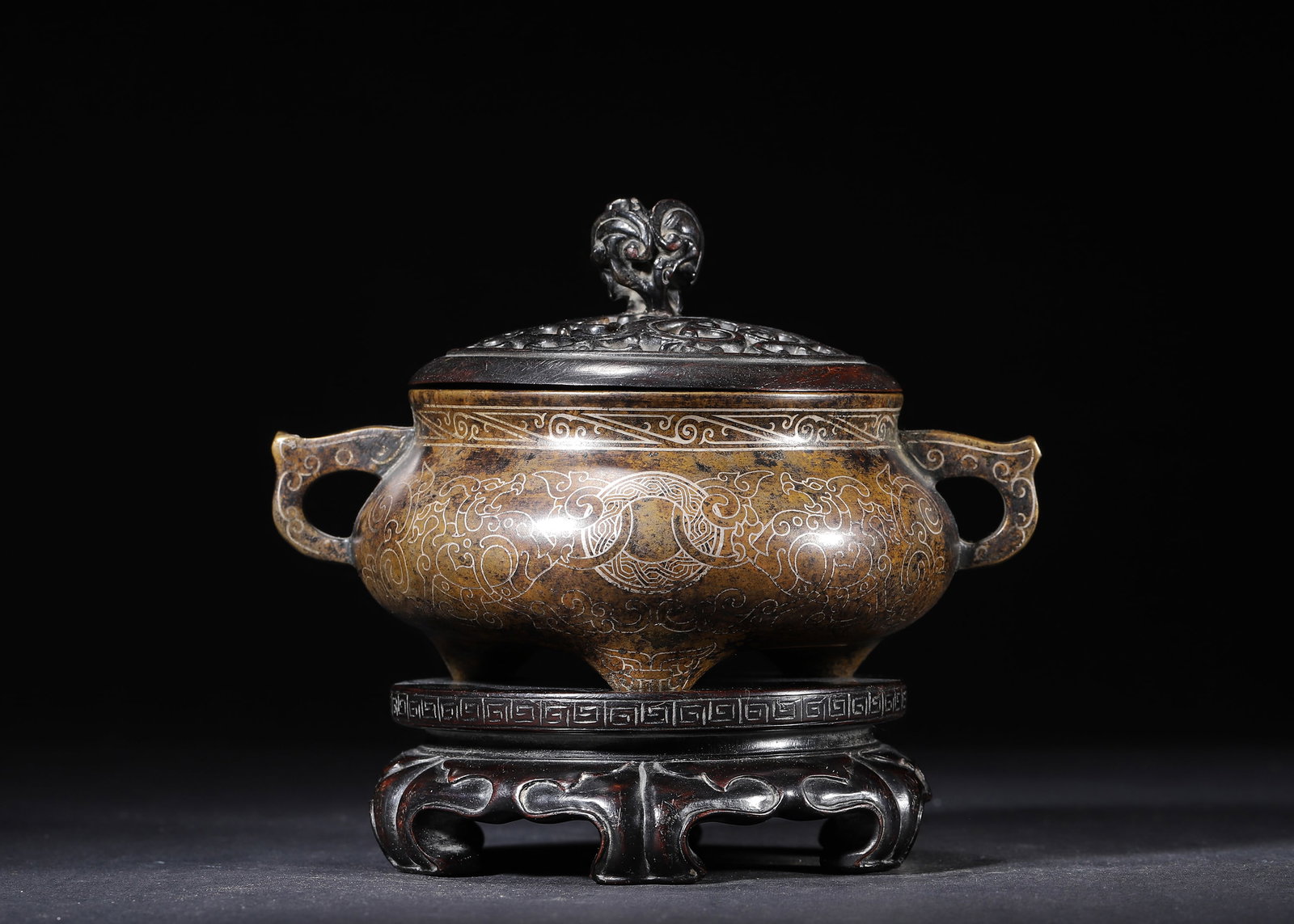 LATE MING TO EARLY QING PERIOD, A SILVER-INLAID BRONZE CENSER WITH "SHI SOU" MARK, FITTED WITH: 5.51" x 5.12" (14.0cm x 13.0cm) 1.821lb (826g)This archaistic bronze censer, marked "Shi Sou", features fine silver-inlaid kui-dragon patterns. It retains its original hardwood openwork cover with a b