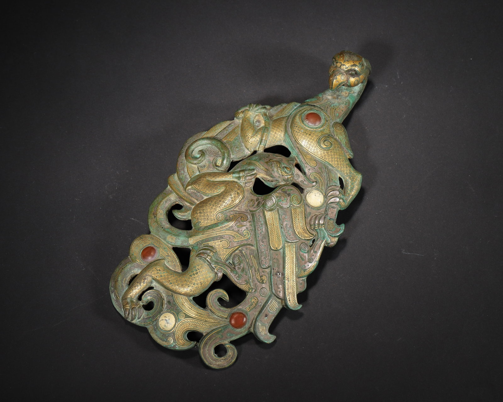 A MAGNIFICENT WARRING STATES TO HAN DYNASTY GOLD-INLAID BRONZE BELT HOOK WITH EAGLE HEAD AND GEM: 8.27in x 4.33in (21.0cm x 11.0cm), 1.649lb (748.0g)This large Warring States to Han Dynasty bronze belt hook features an eagle head and openwork beast motifs, intricately inlaid with gold, agate, and 