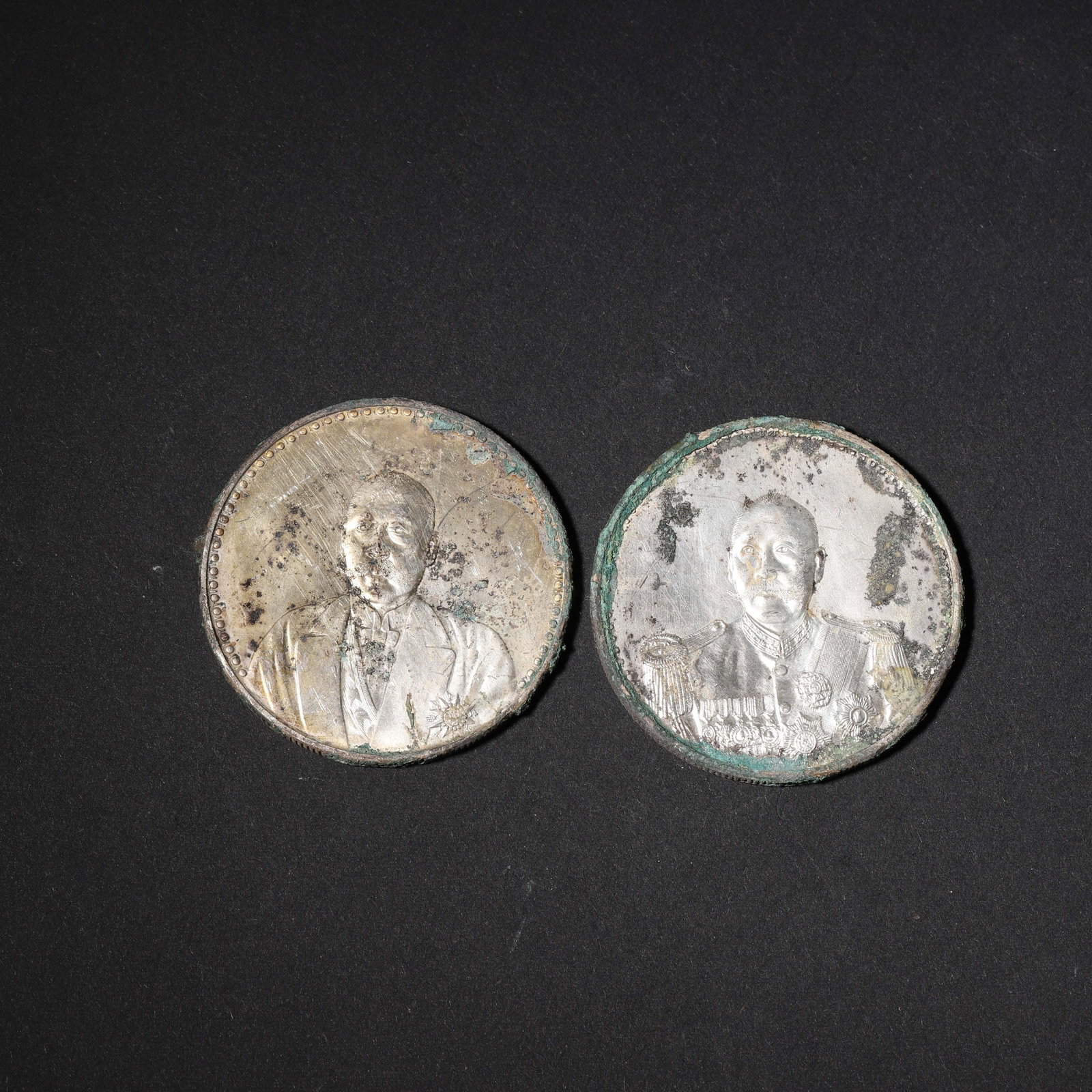 SET OF TWO SILVER COMMEMORATIVE COINS WITH CAO KUN PORTRAIT AND DOUBLE FLAG "COMMEMORATION": 1.57in (4.0cm) 0.121lbs (55g)This set includes two coins with Cao Kun’s plain-clothes and military portraits, both featuring double flag "Commemoration" reverses. Natural patina, rare type, high his