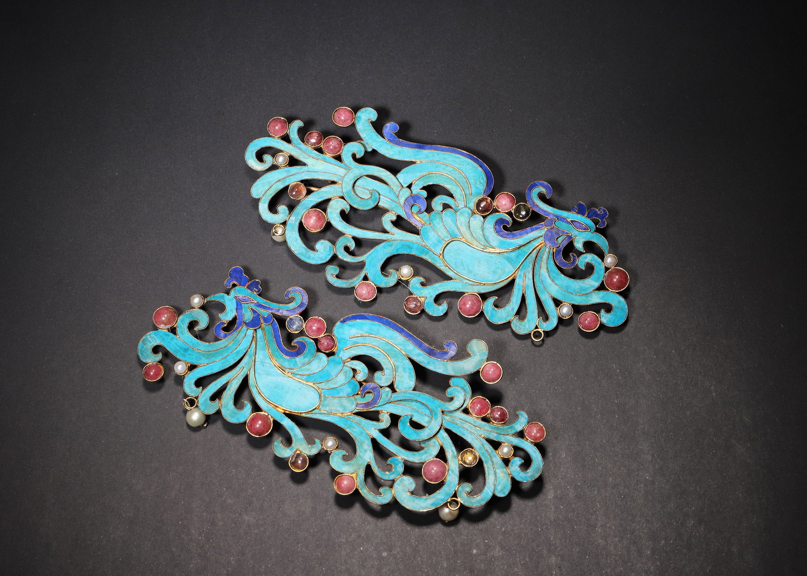 A FINE PAIR OF QING DYNASTY GILT-SILVER KINGFISHER FEATHER PHOENIX BROOCHES WITH GEM INLAY (1 of 8)