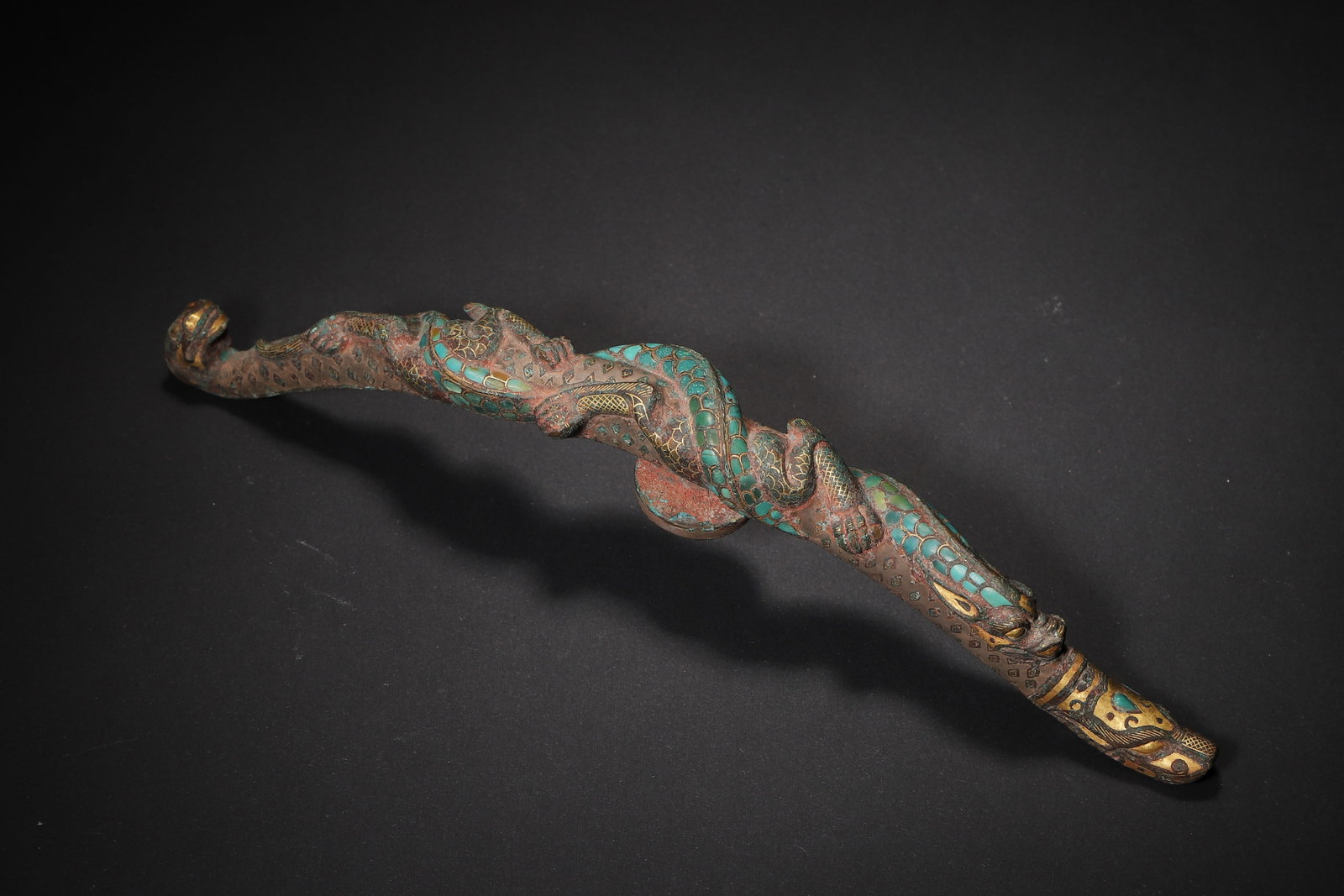 A FINE WARRING STATES TO HAN DYNASTY GOLD AND SILVER-INLAID BRONZE BELT HOOK WITH TURQUOISE INLAY (1 of 8)