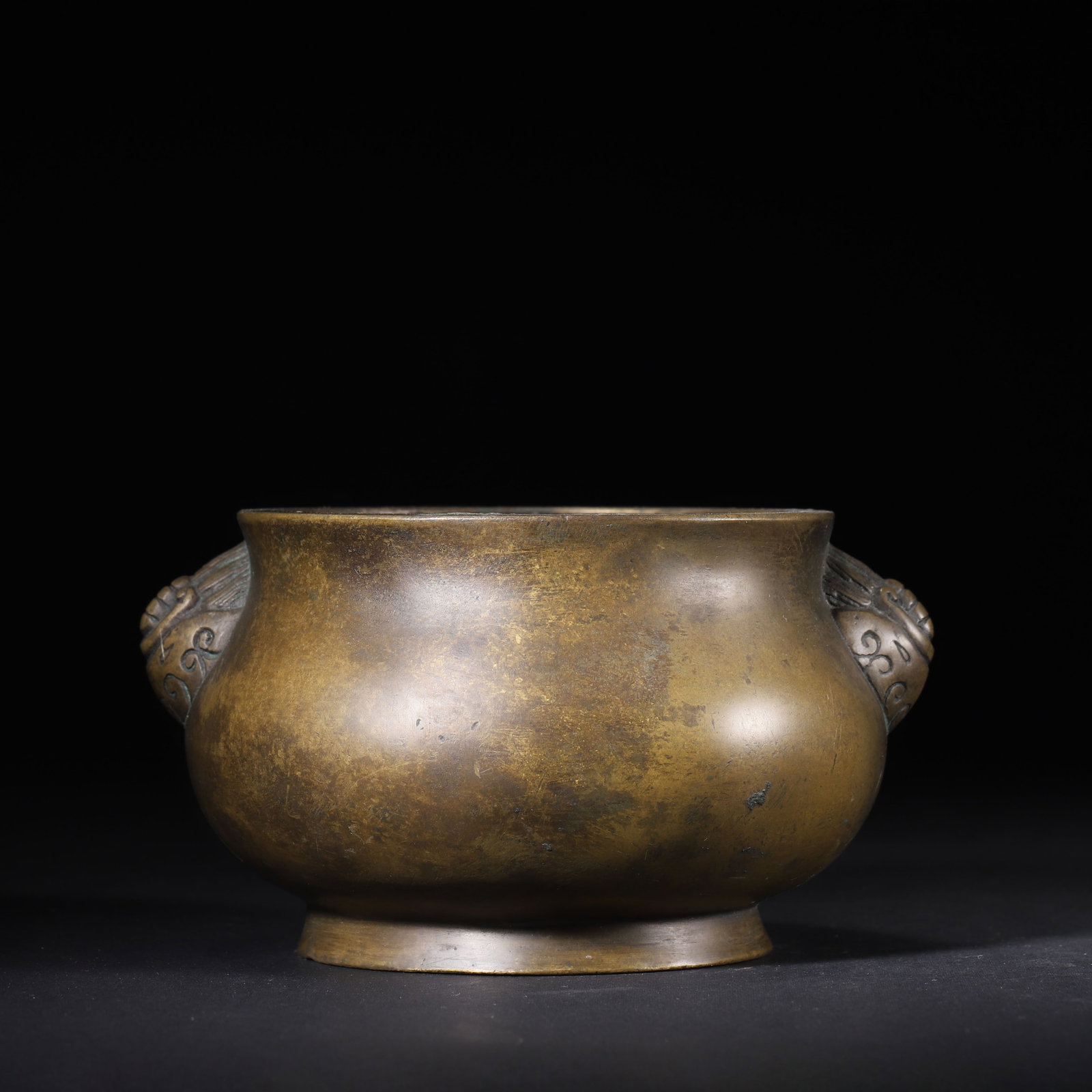 QING DYNASTY BRONZE CENSER WITH CELESTIAL CHICKEN HANDLES, "WANGU ZHENCANG" MARK: 5.91" x 3.15" (15.0cm x 8.0cm) 3.466lb (1572g)This refined Qing Dynasty bronze censer, bearing the "Wangu Zhencang" mark, follows Ming Xuande prototypes. It features delicate celestial chicken handles