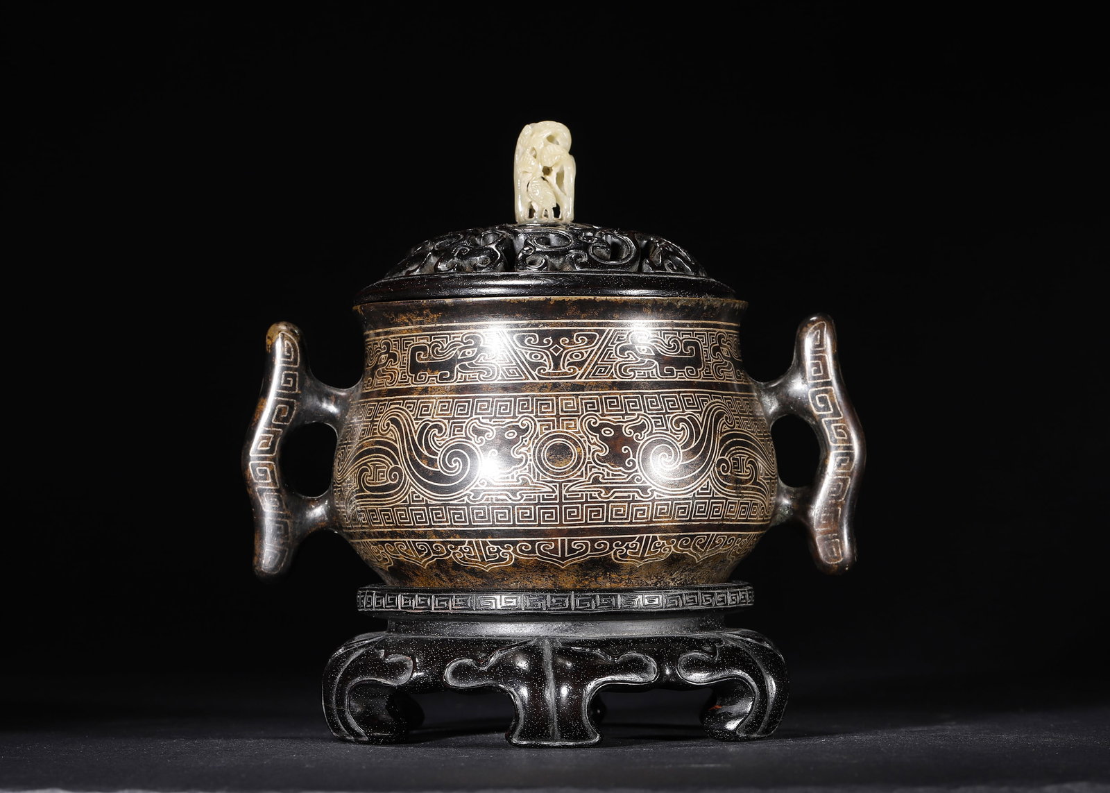LATE MING TO EARLY QING PERIOD, A SILVER-INLAID BRONZE CENSER WITH "SHI SOU" MARK, FITTED WITH JADE: 6.69" x 6.69" (17.0cm x 17.0cm) 3.706lb (1681g)This fine bronze censer, marked "Shi Sou", is intricately inlaid with silver archaistic patterns. It retains its original hardwood openwork cover with a 