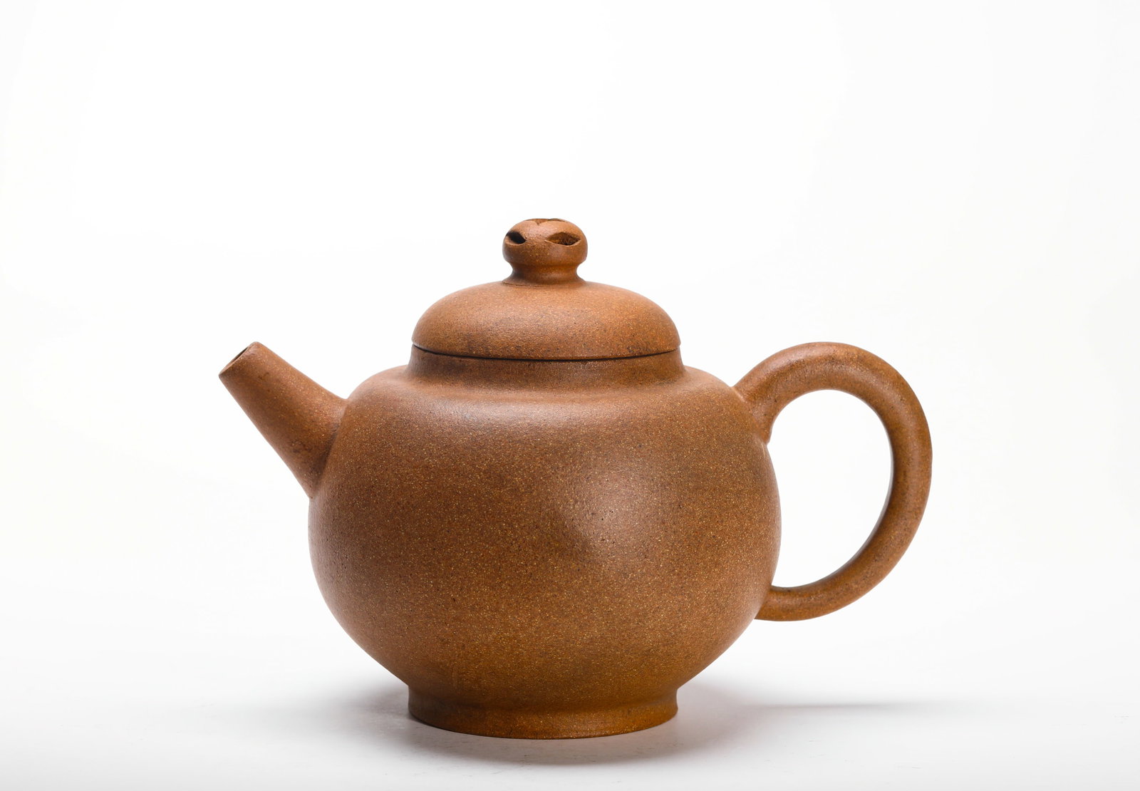 Large Teapot in Purple Clay, Qing Dynasty: Fine example of mid-Qing Dynasty craftsmanship with this purple clay teapot, featuring a balanced design, rounded with smooth lines and an interesting yet functional cover knob. Marked on the base. Di