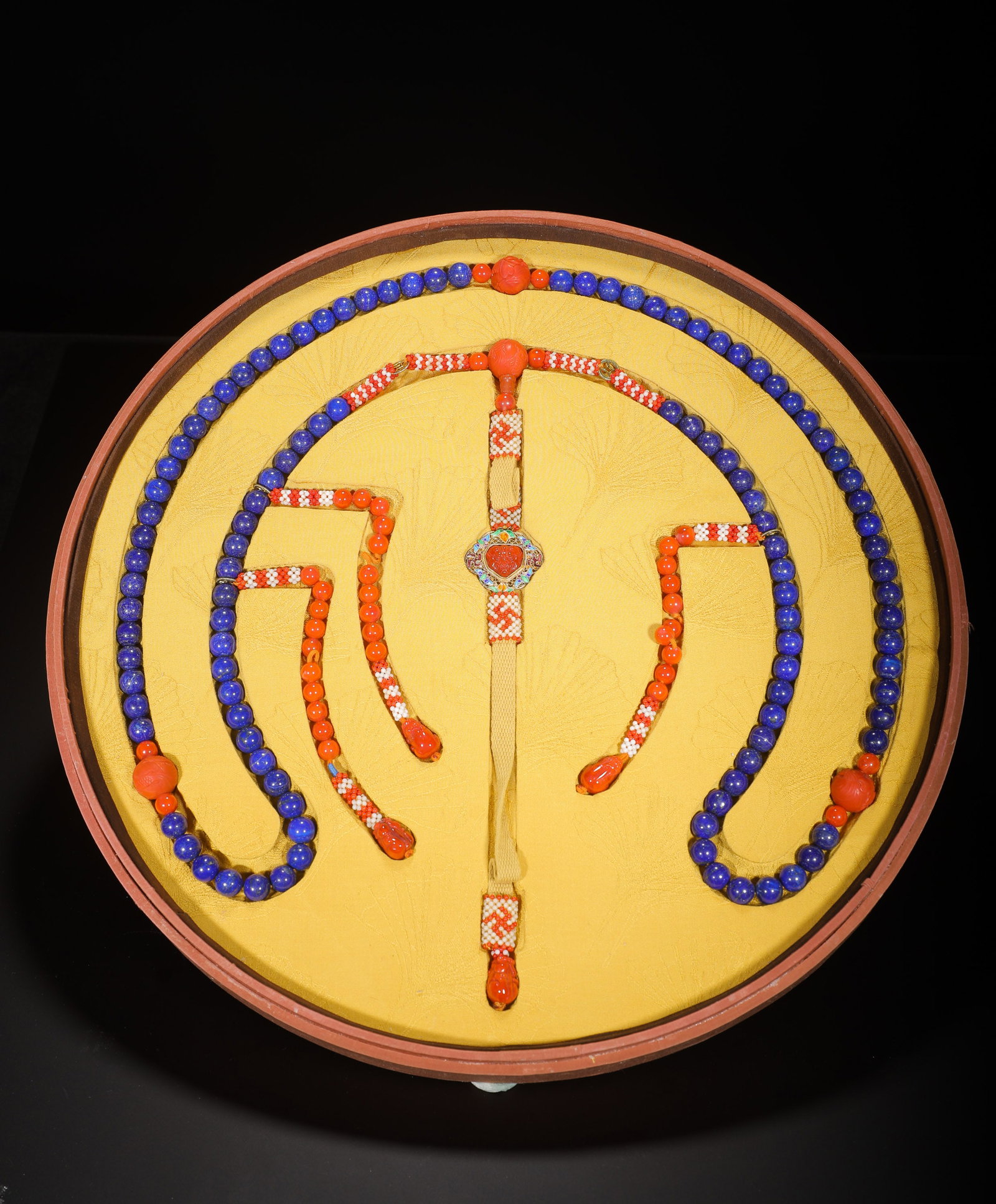 Prayer Beads, Coral and Lapis Lazuli, Qing Dynasty: D:1.2cm(0.47in)Weight:400g(0.88lb)These objects were used in court ceremonies. Lapis lazuli symbolized dignity, and coral represented good fortune, reflecting the luxury of the Qing court.