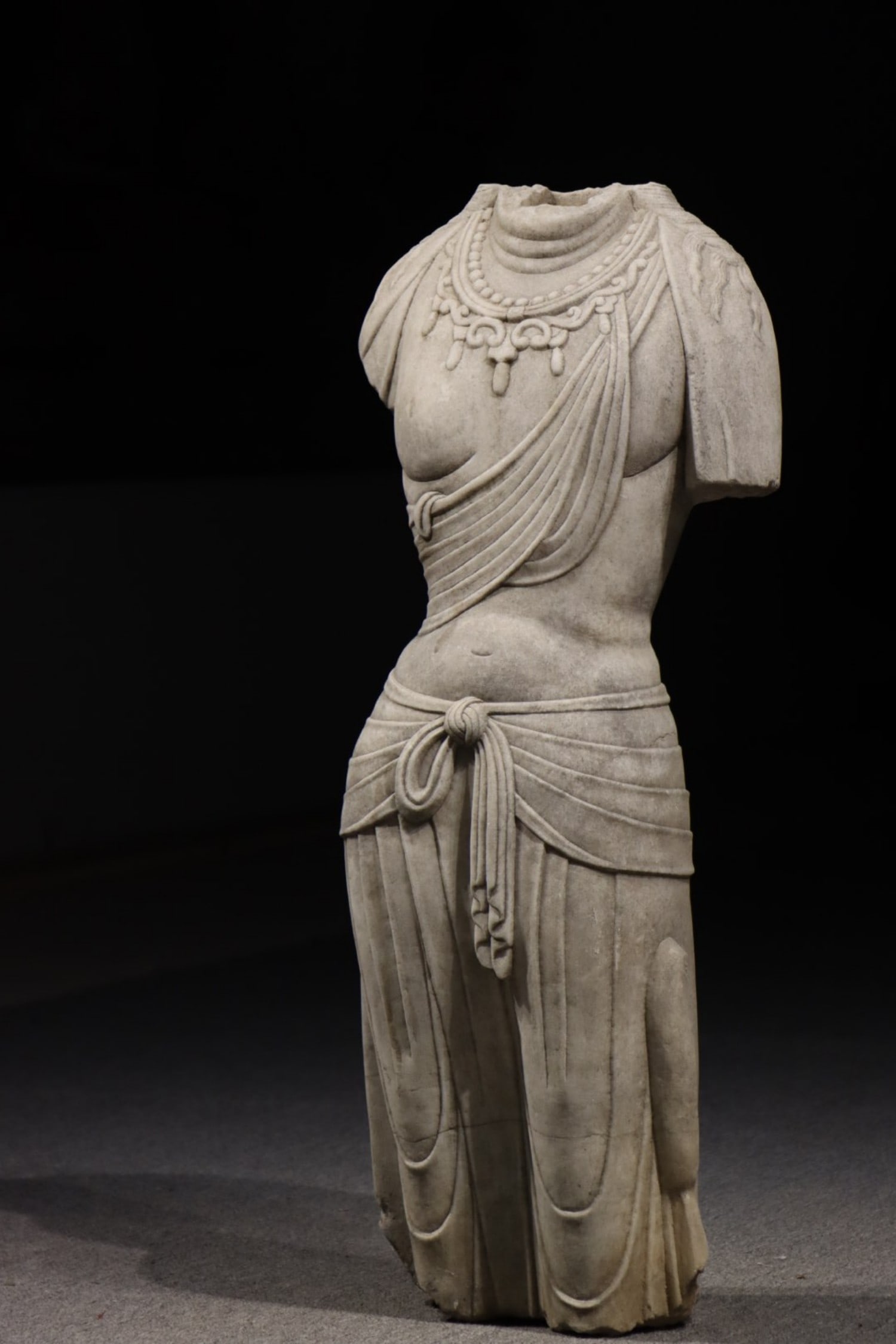 A HALF-LENGTH GUANYIN STATUE - 2