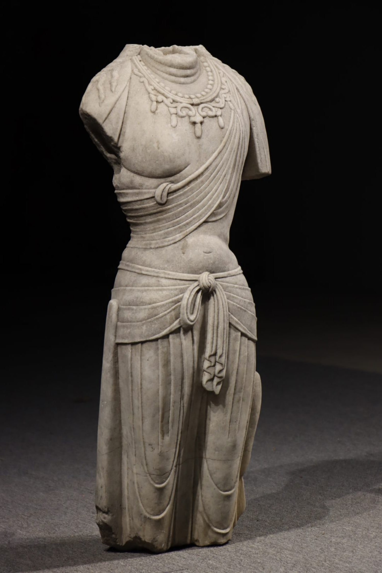 A HALF-LENGTH GUANYIN STATUE - 3