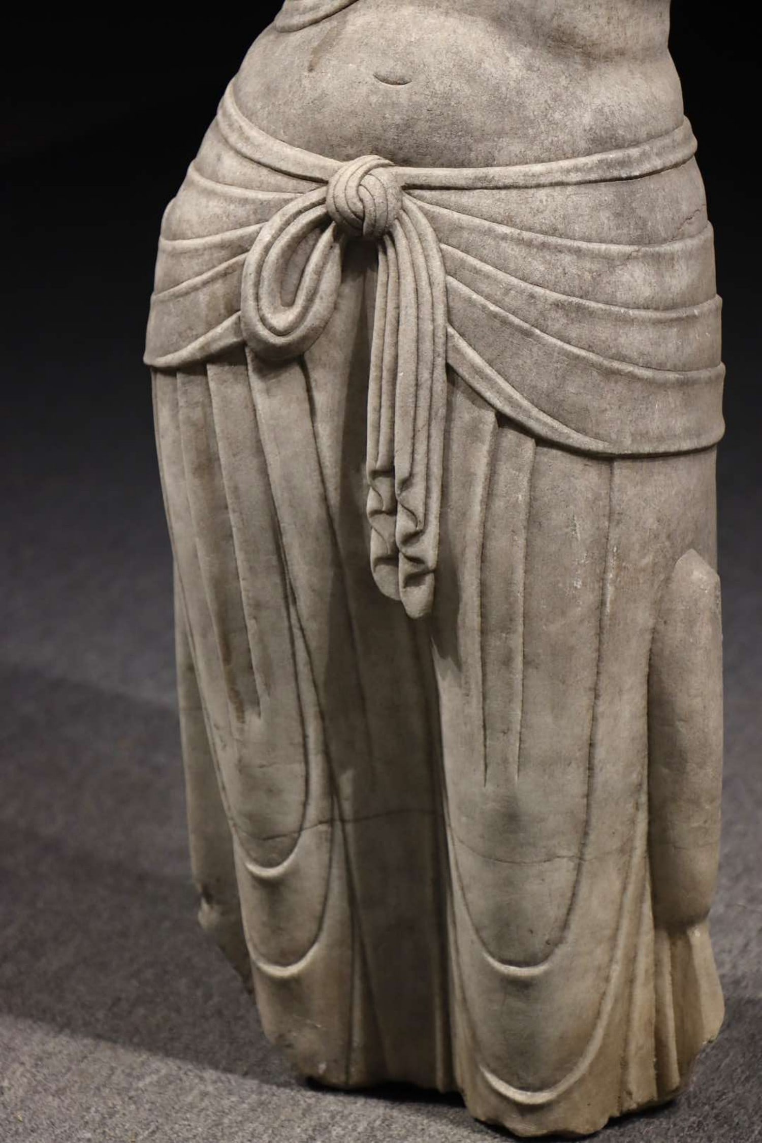 A HALF-LENGTH GUANYIN STATUE - 4