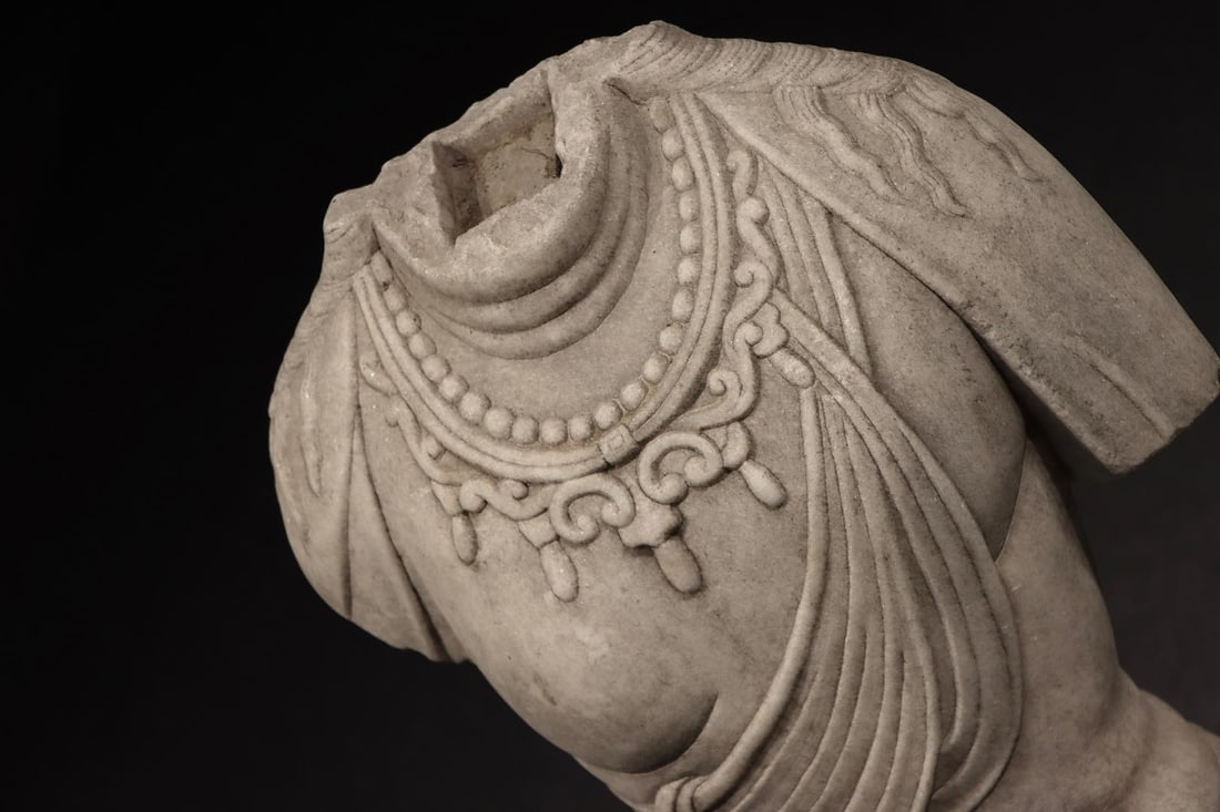 A HALF-LENGTH GUANYIN STATUE - 5