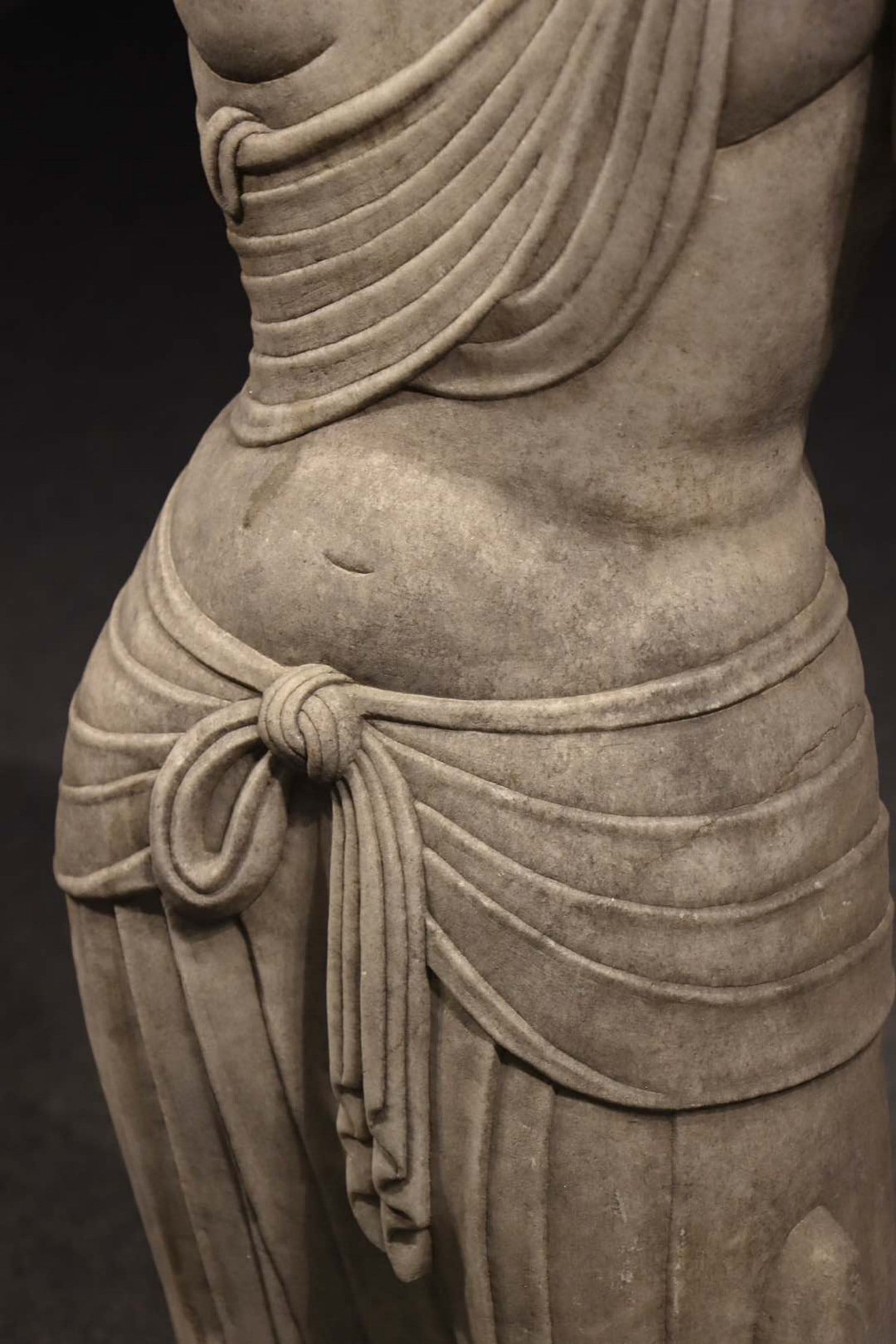 A HALF-LENGTH GUANYIN STATUE - 6