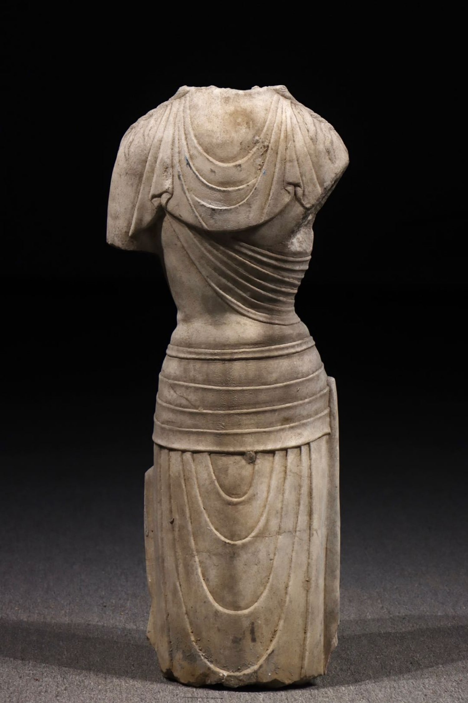 A HALF-LENGTH GUANYIN STATUE - 7