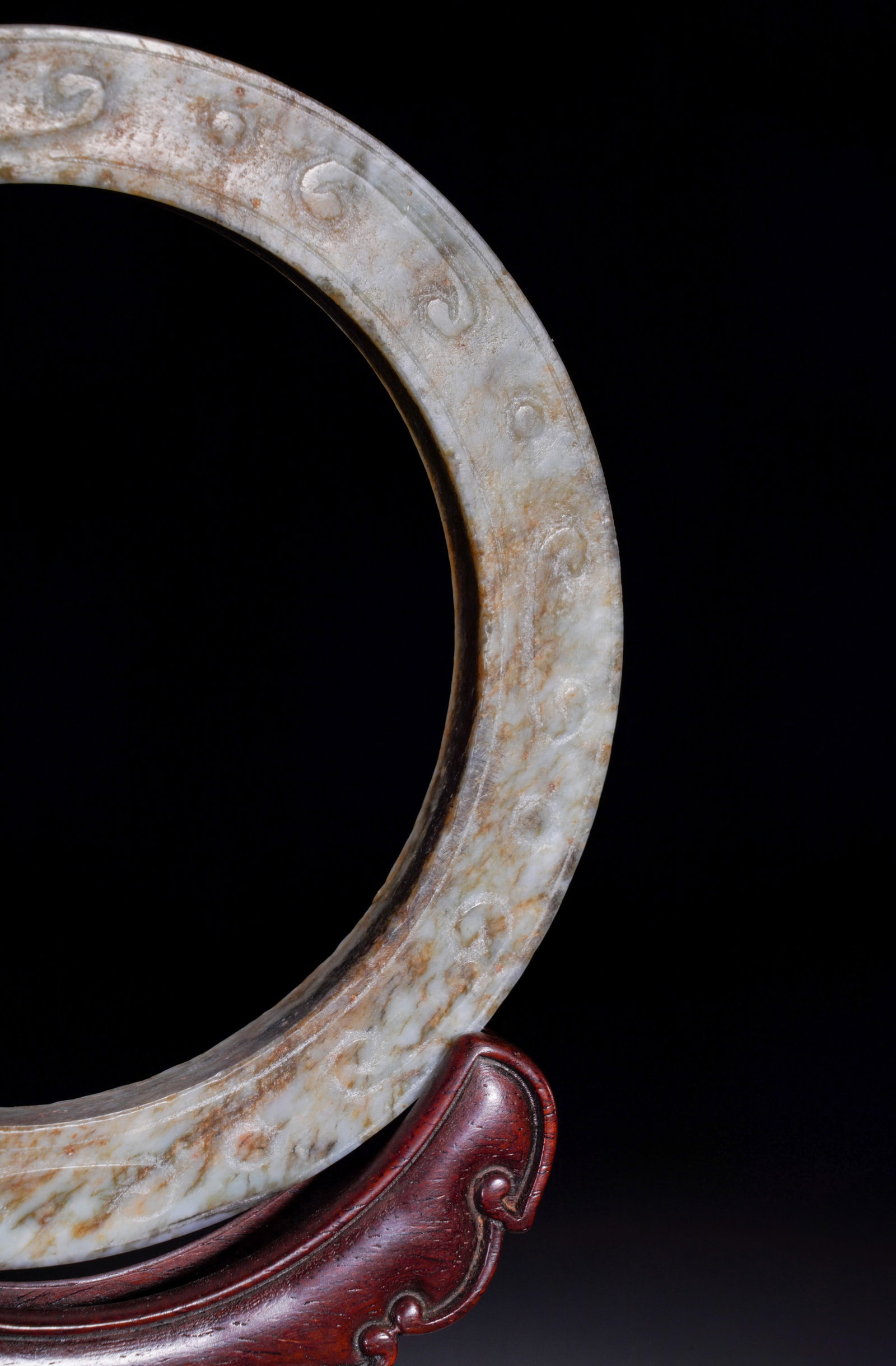 A HAN DYNASTY HOOK CLOUD PATTERN JADE RING - 2
