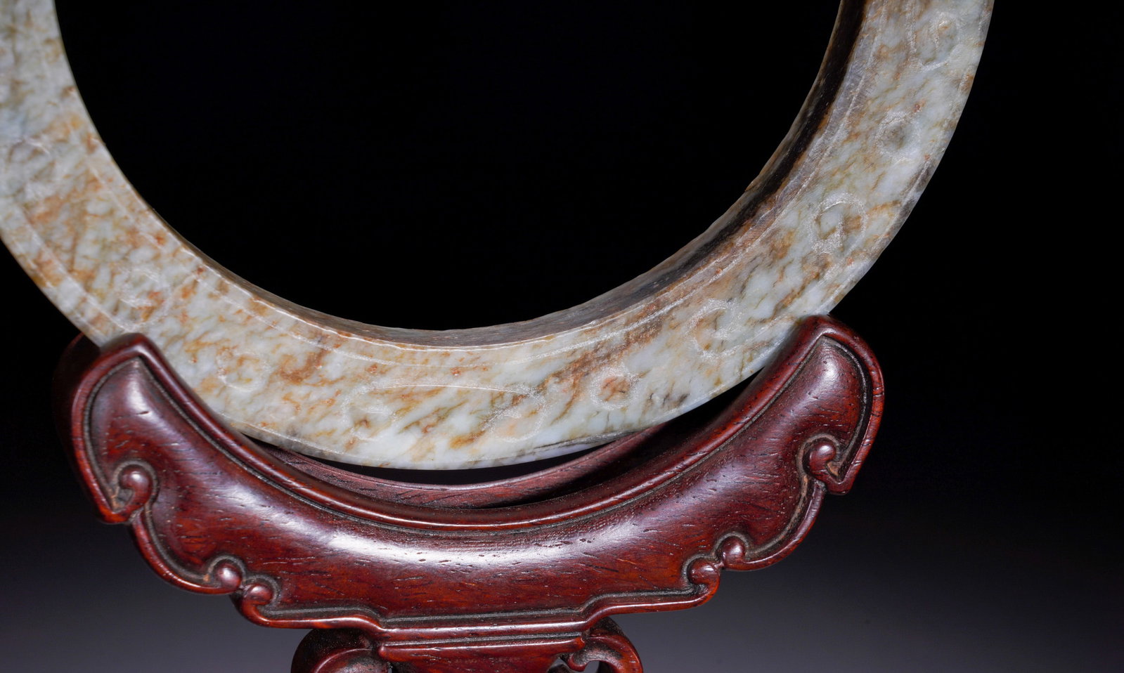 A HAN DYNASTY HOOK CLOUD PATTERN JADE RING - 3