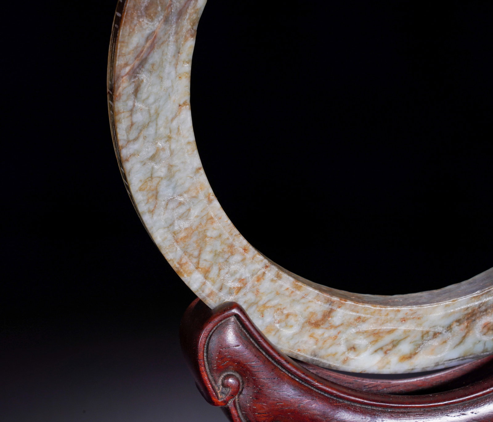 A HAN DYNASTY HOOK CLOUD PATTERN JADE RING - 4