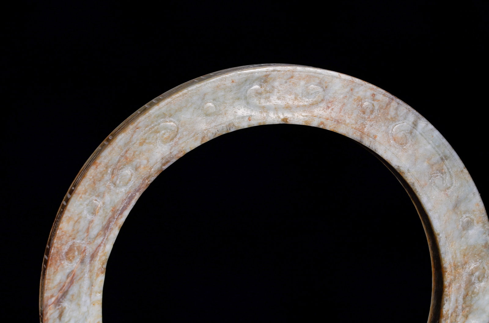 A HAN DYNASTY HOOK CLOUD PATTERN JADE RING - 5