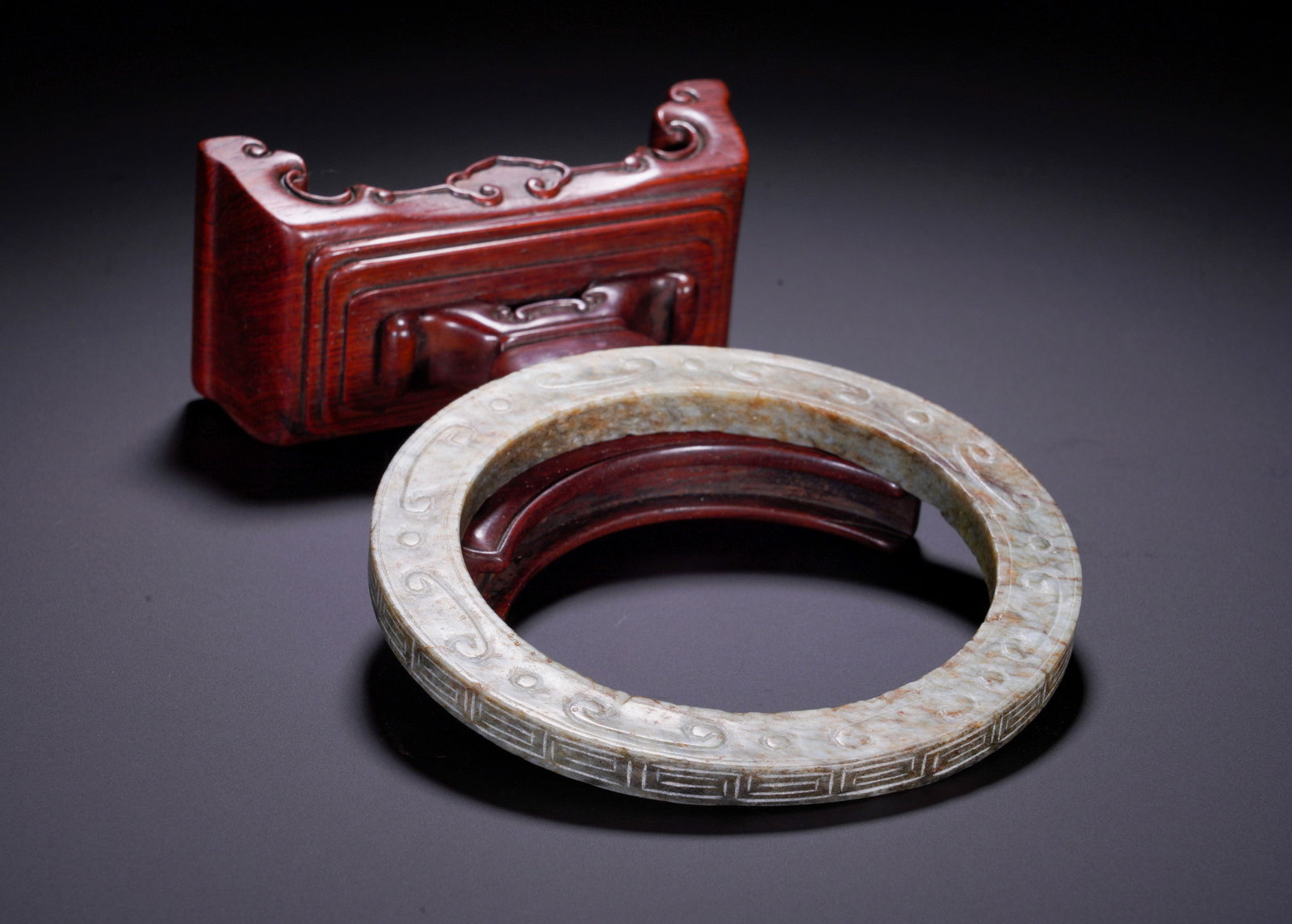 A HAN DYNASTY HOOK CLOUD PATTERN JADE RING - 6
