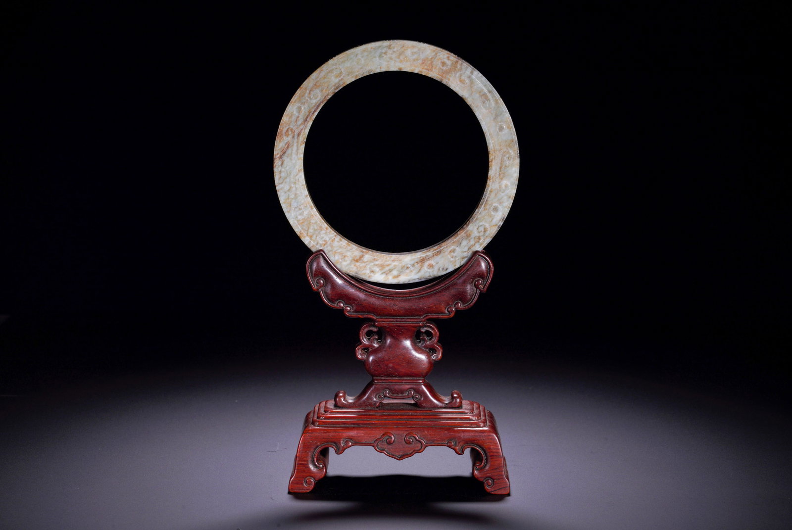 A HAN DYNASTY HOOK CLOUD PATTERN JADE RING - 7