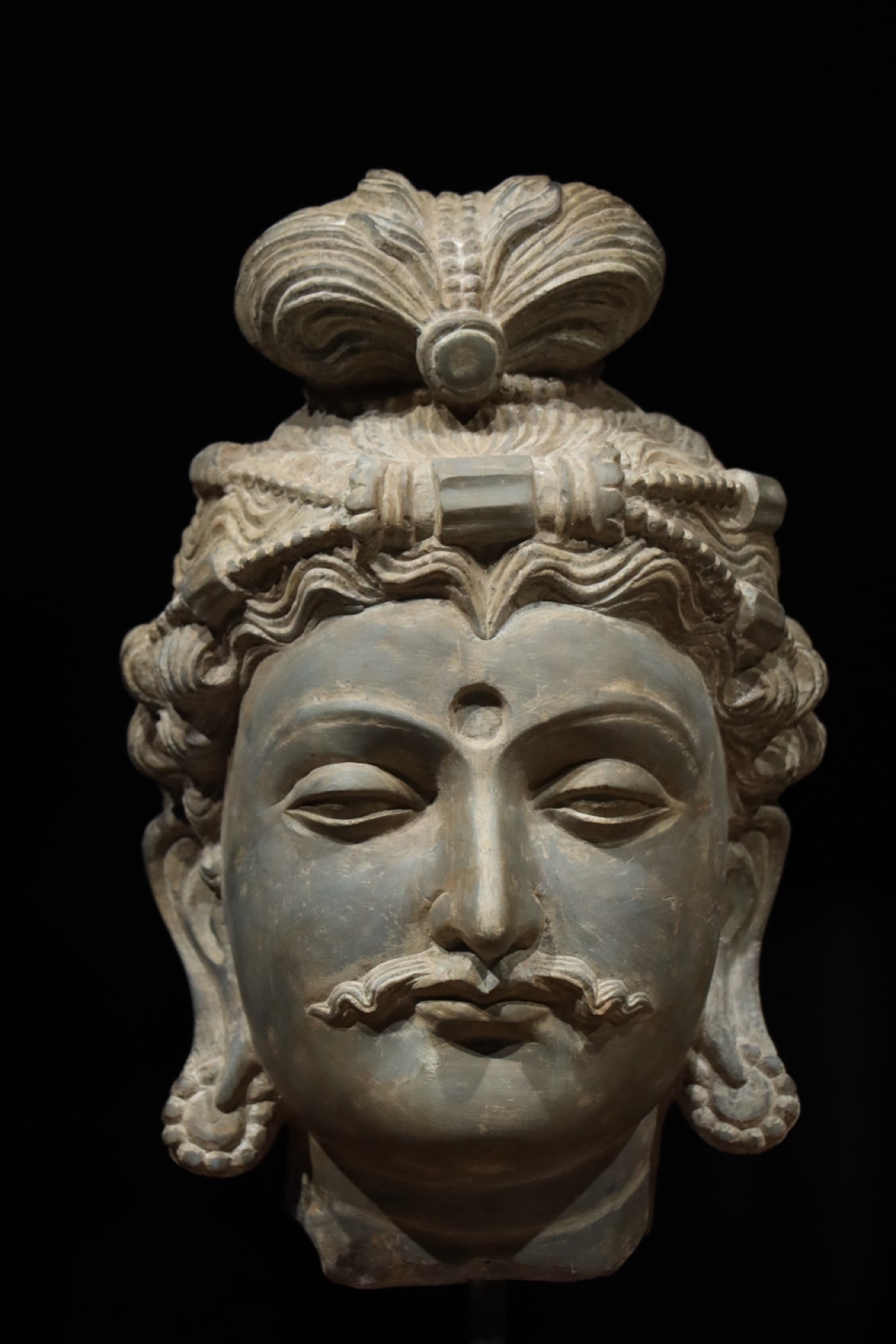 3RD-CENTURY GANDHARA STONE BUDDHA HEAD