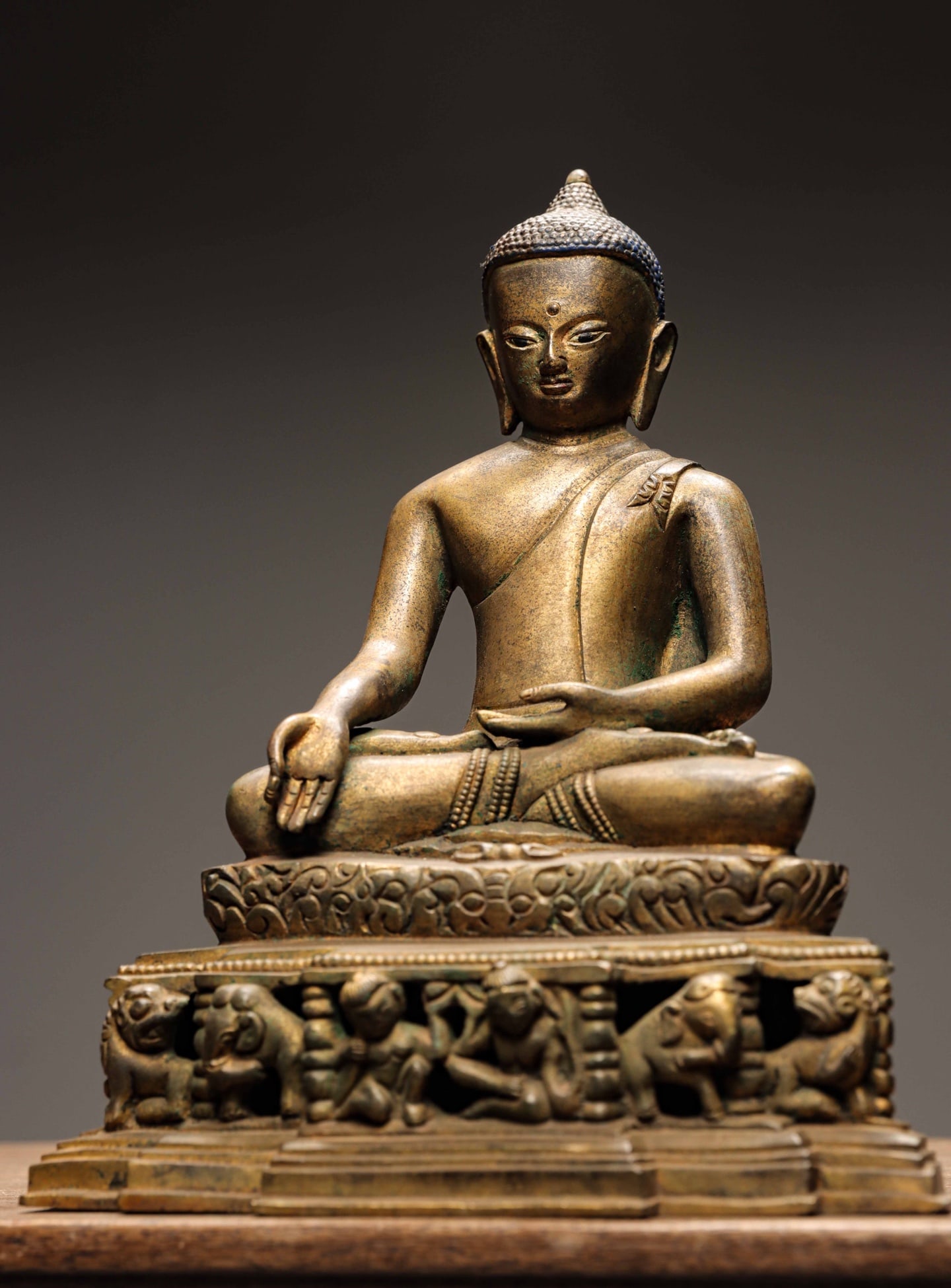 MING DYNASTY, GILDED BRONZE SEATED STATUE OF SAKYAMUNI BUDDHA