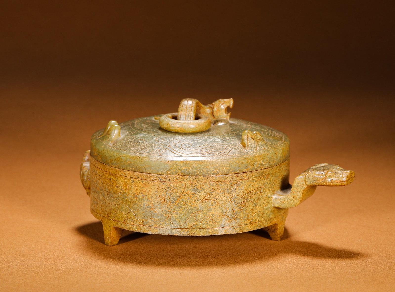 HAN DYNASTY GREEN JADE THREE-LEGGED JADE CASKET: Antique Han celadon jade cosmetic box, with a dragon spout and chilong ring knob, an ancient noble's dressing vessel.Dimensions: Width: 14.5cm (5.71in), Height: 6cm (2.36in), Weight: 320g (0.71lb)Item