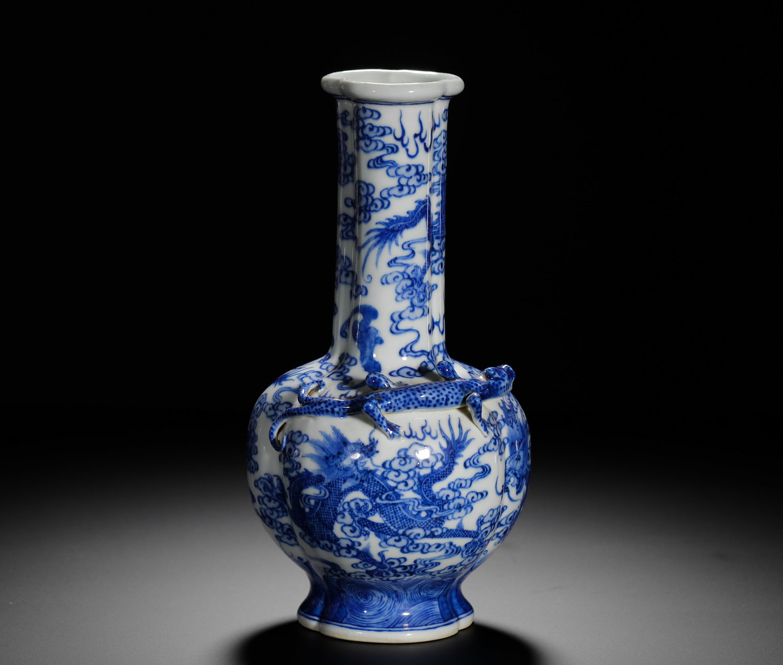 BLUE AND WHITE GALLBLADDER-SHAPED VASE WITH INTAGLIO DRAGON