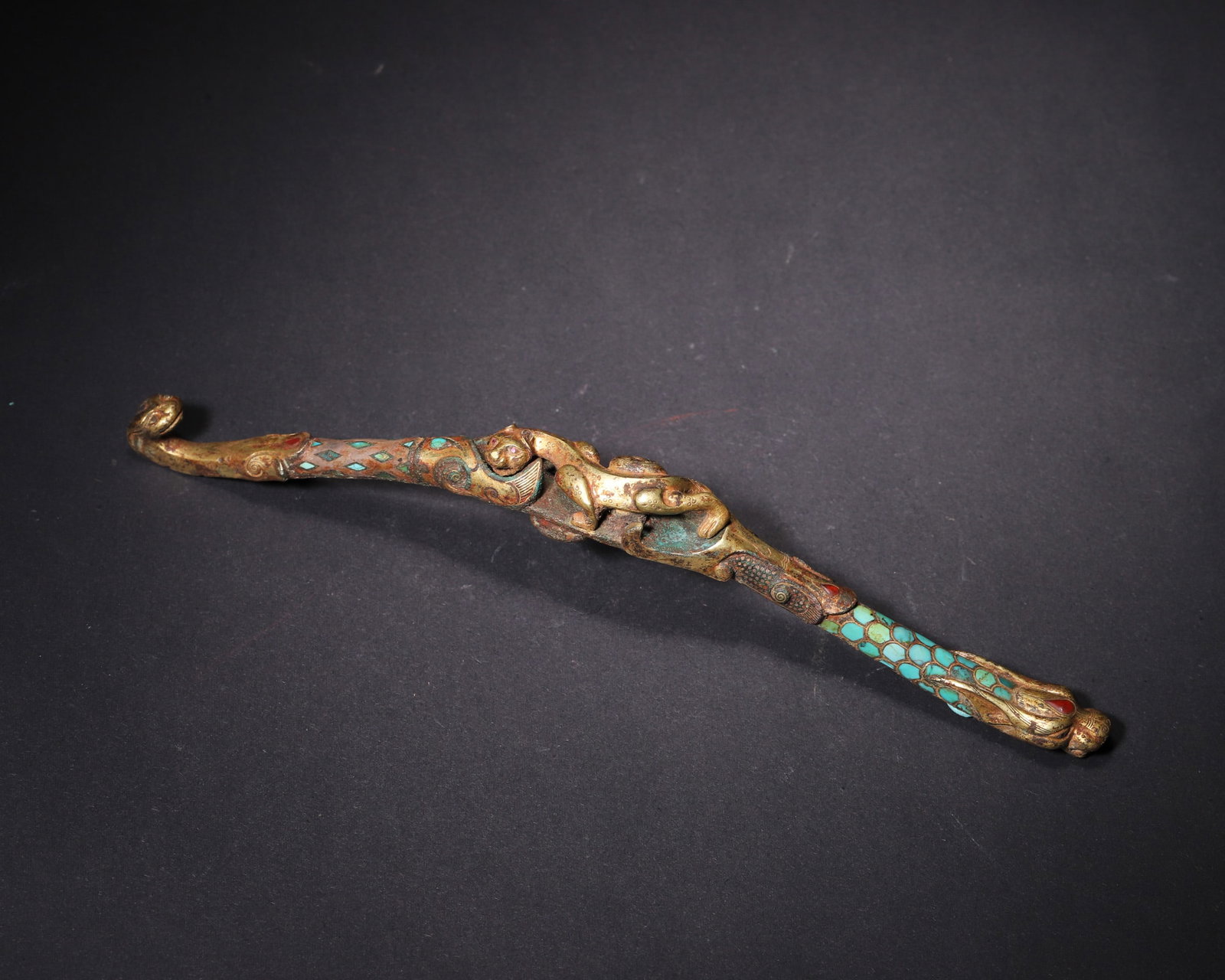 Warring States Period, Gilt Bronze Belt Hook with Dragon Head and Chilong Motifs: A Warring States Period gilt bronze belt hook with dragon head and chilong motifs, inlaid with turquoise and agate. It features elaborate openwork, natural patina and gold inscriptions. A rare noble o