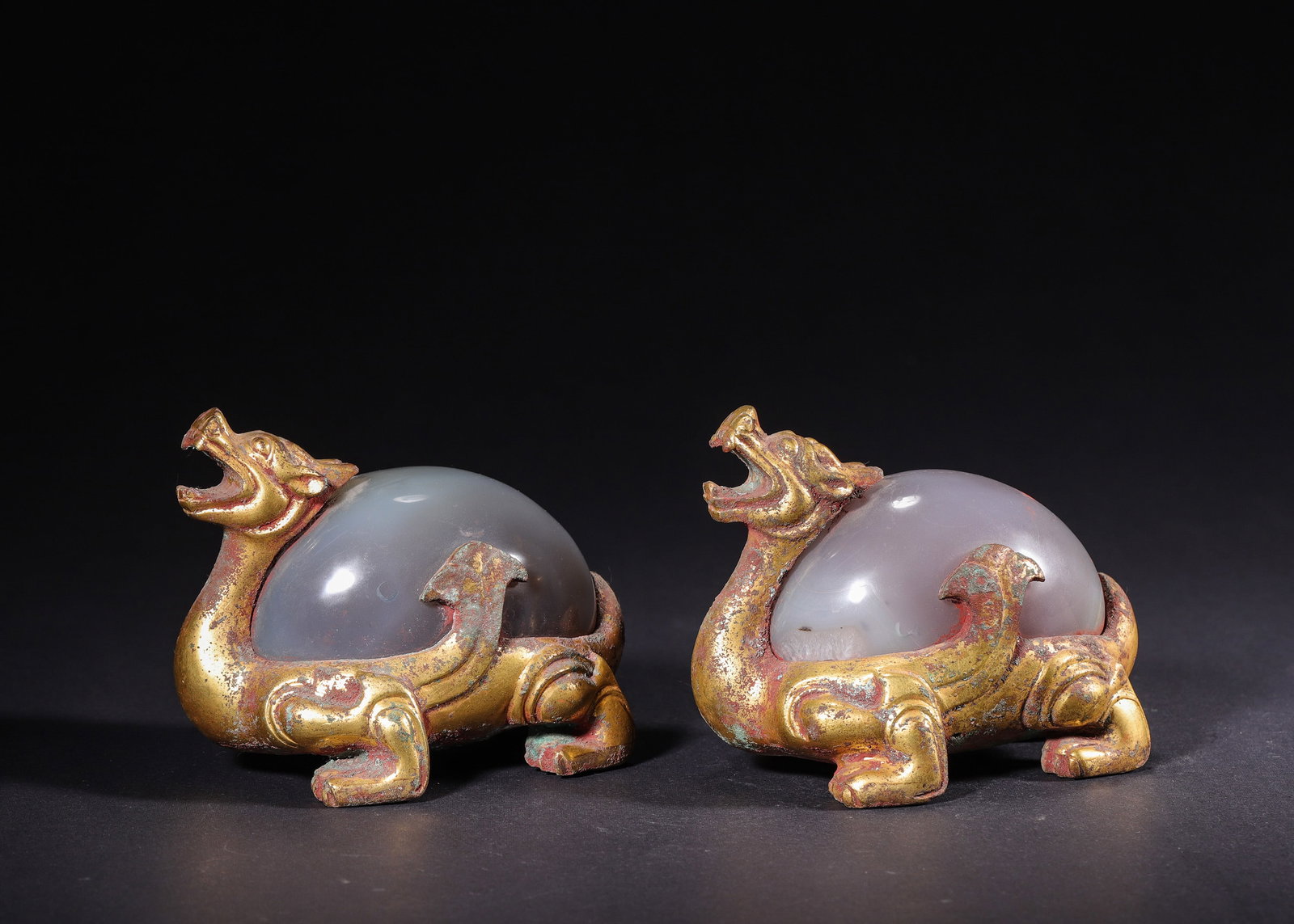 Han Dynasty, Pair of Gilt Bronze Tortoise-Snake Paper Weights Inlaid with Agate: Pair of Han literary paper weights shaped as Xuanwu mythical beast, fully gilt bronze with original red-green patina. Natural pale gray banded agate inset on back, translucent and glossy. Symmetrical 
