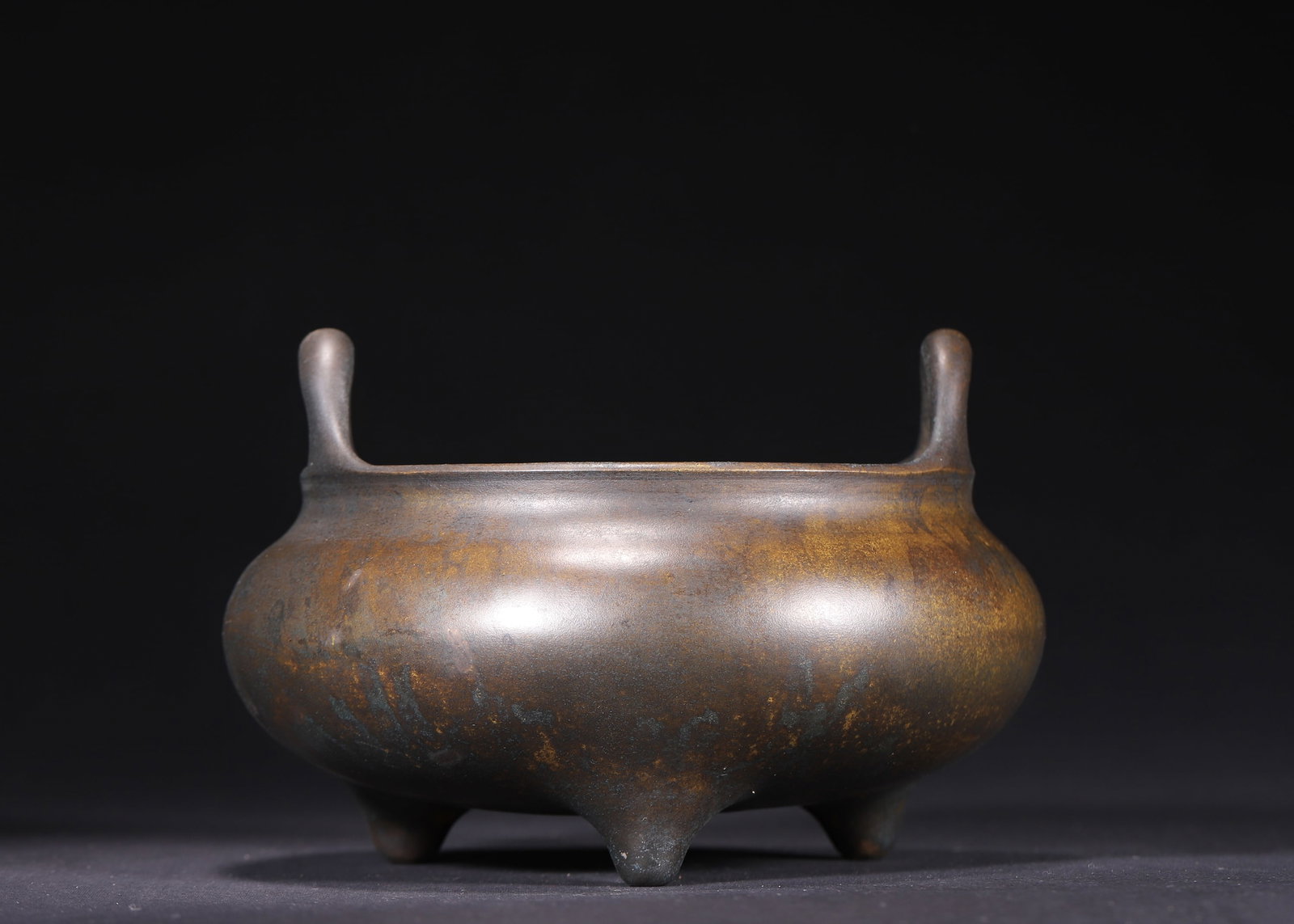 Of Ming Dynasty, Longqing Period, Bronze Tripod Censer with Upright Loop Handles: A bronze tripod censer cast in fine copper during the Longqing reign of Ming Dynasty, fitted with a pair of upright arched loop handles, plump rounded belly and three solid pointed feet. It bears the 