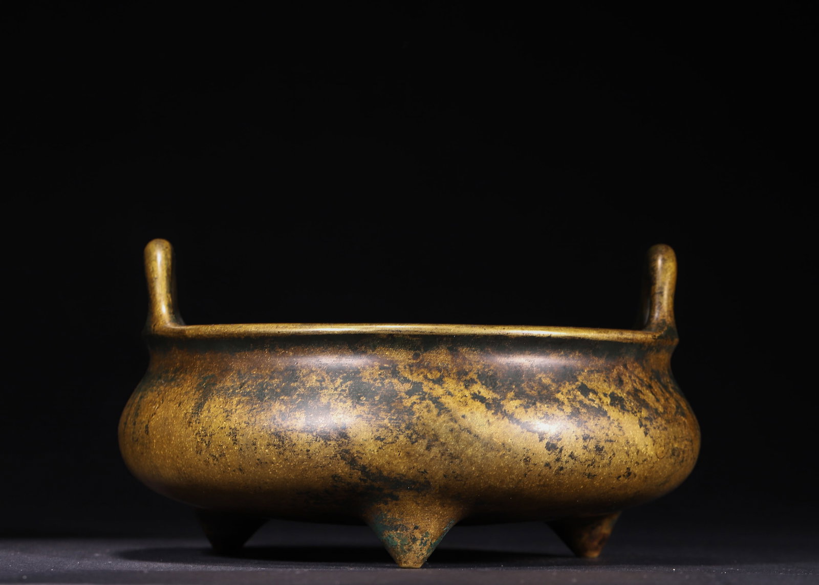 Ming Dynasty, Chongzhen Period, Bronze Tripod Censer with Upright Loop Handles: A bronze tripod censer crafted from fine copper in Chongzhen reign of Ming Dynasty, equipped with two upright arched loop handles, plump belly and three solid pointed feet. It bears the full studio ye