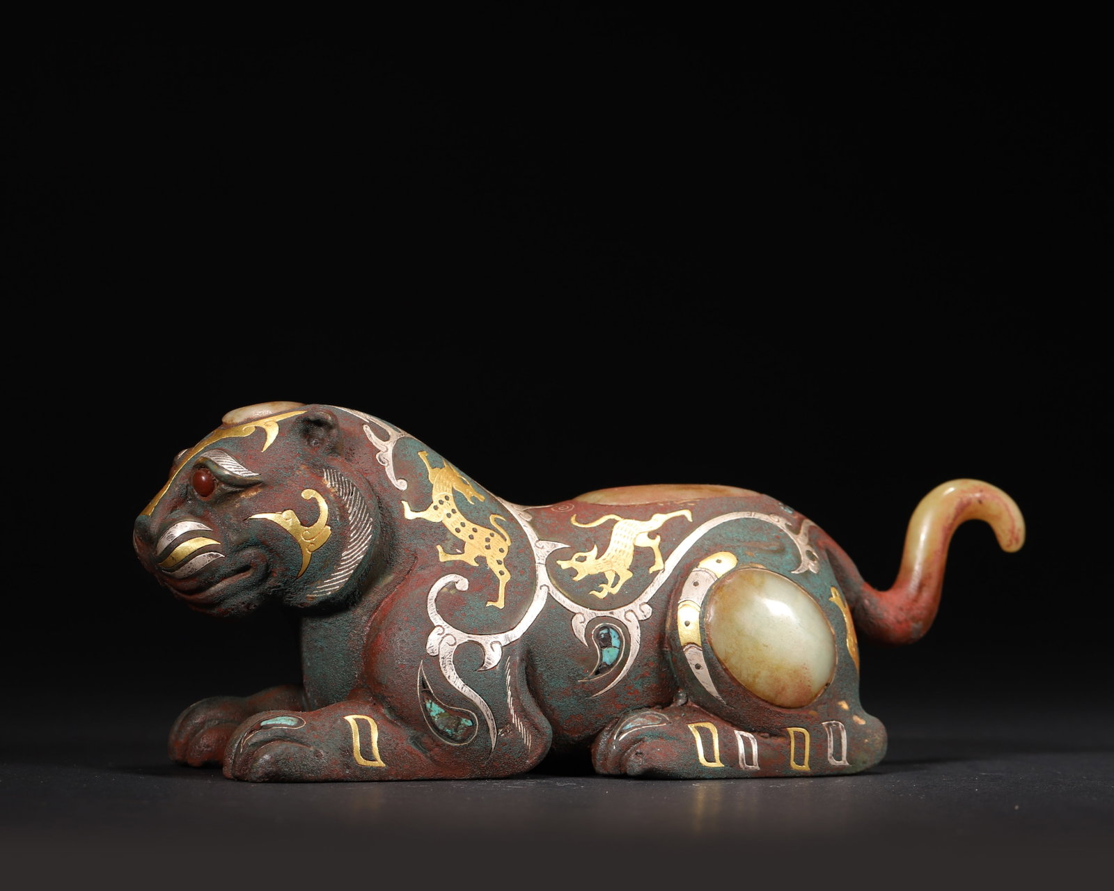 Western Han Dynasty Gold and Silver Inlaid Jade-Inlaid Tiger Paperweight: A majestic Western Han tiger-shaped paperweight, inlaid with gold, silver, turquoise, and Hetian jade. Its divine beast patterns, agate eyes, and jade tail showcase the pinnacle of Han craftsmanship a