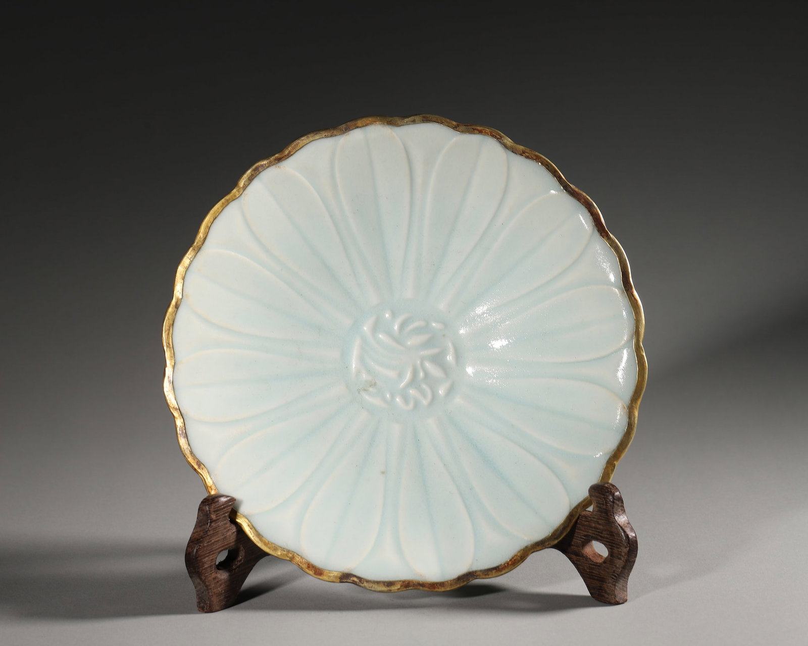 Yingqing Glazed Molded Lotus Gilt-Rim Floral-Rim Plate (Song Dynasty, 960-1279): Floral-rim plate with gilt rim. Covered with yingqing glaze. Molded lotus petals inside, central floral motif. Unglazed foot, a Song-dynasty decorative porcelain. Dimensions: Diameter: 17cm (6.69in) I