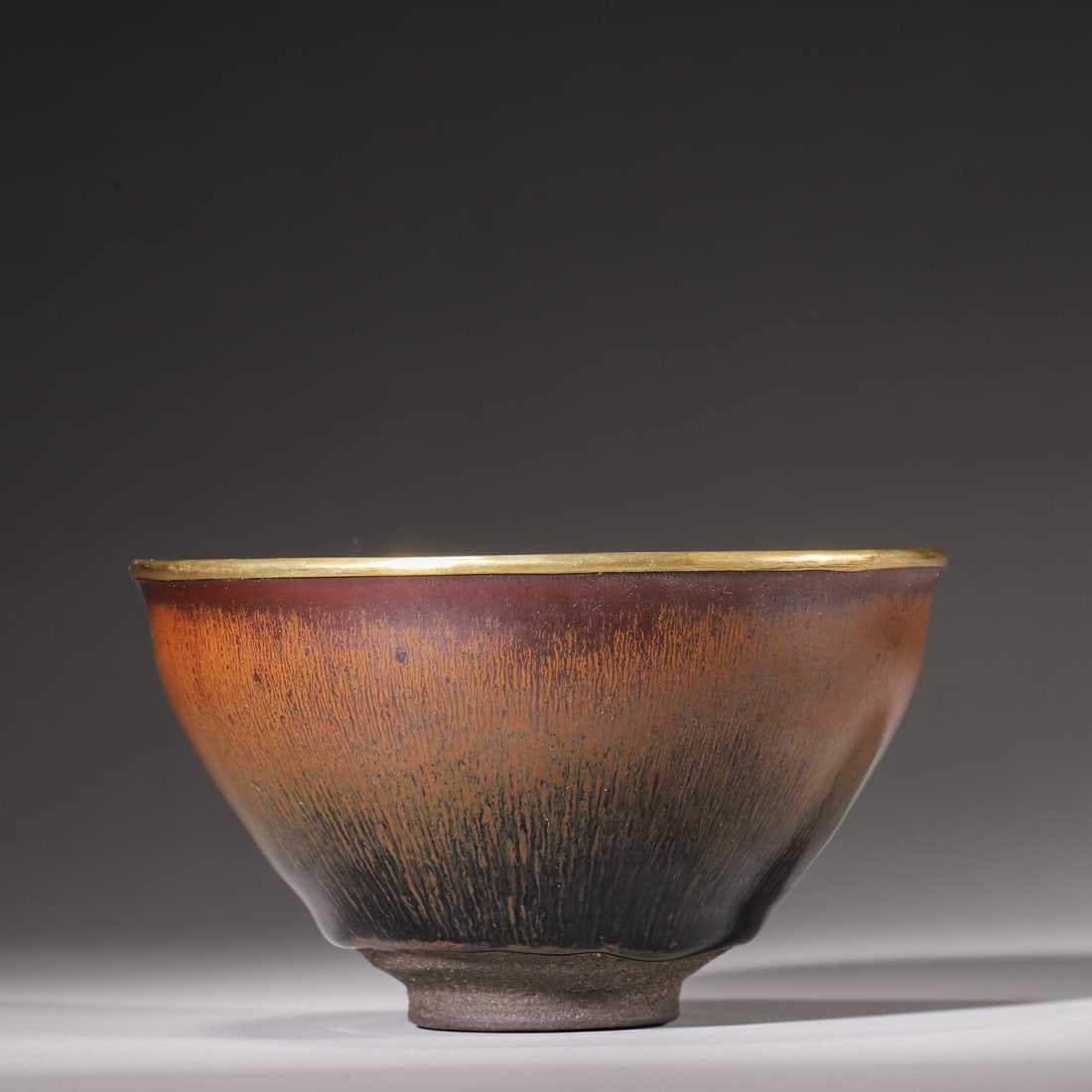 Song Dynasty, Jianyao Kiln Gilt-Rim Hare's Fur Glaze Tea Bowl with Pearl Spots: A Song Dynasty Jianyao tea bowl with gilt-rim, featuring gradient hare's fur glaze and pearl spots inside. A fine tea ware for tea competitions, highly collectible. Dimensions: Diameter: 13cm (5.12in)