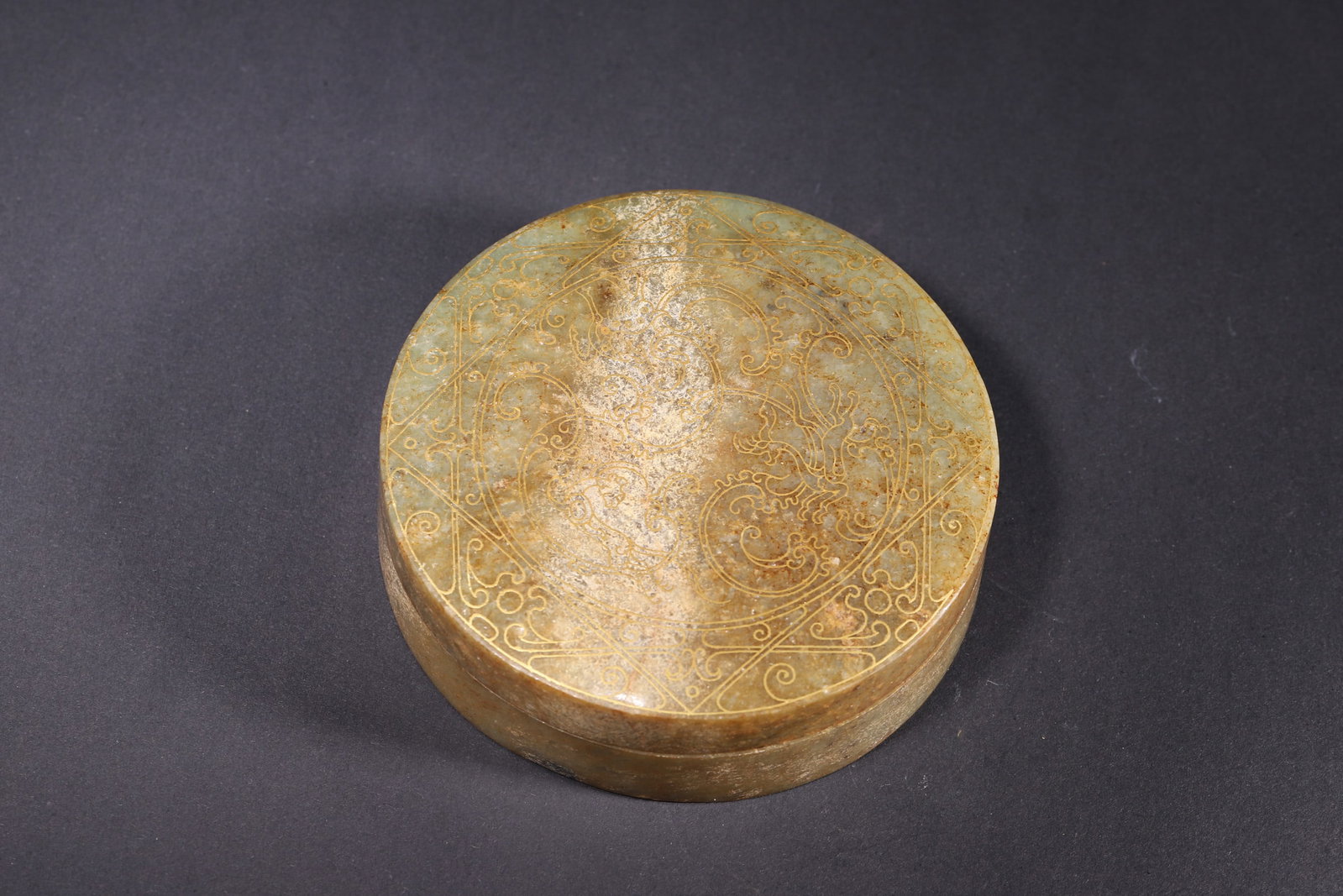 Han Dynasty, Gold-Decorated Jade Box with Dragon Pattern (1 of 6)
