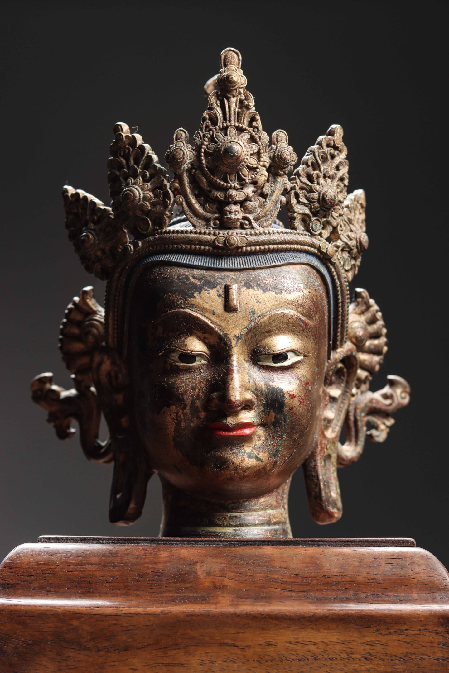 Qing Dynasty, Bronze Gilded Bodhisattva Buddha Heads: Qing Dynasty, Bronze Gilded Bodhisattva Buddha Heads, offered in fine condition. Dimensions: Weight: 1300g (2.866lb), Height: 21cm (8.27in), Width: 16cm (6.3in), Thickness: 9.5cm (3.74in) Item descrip