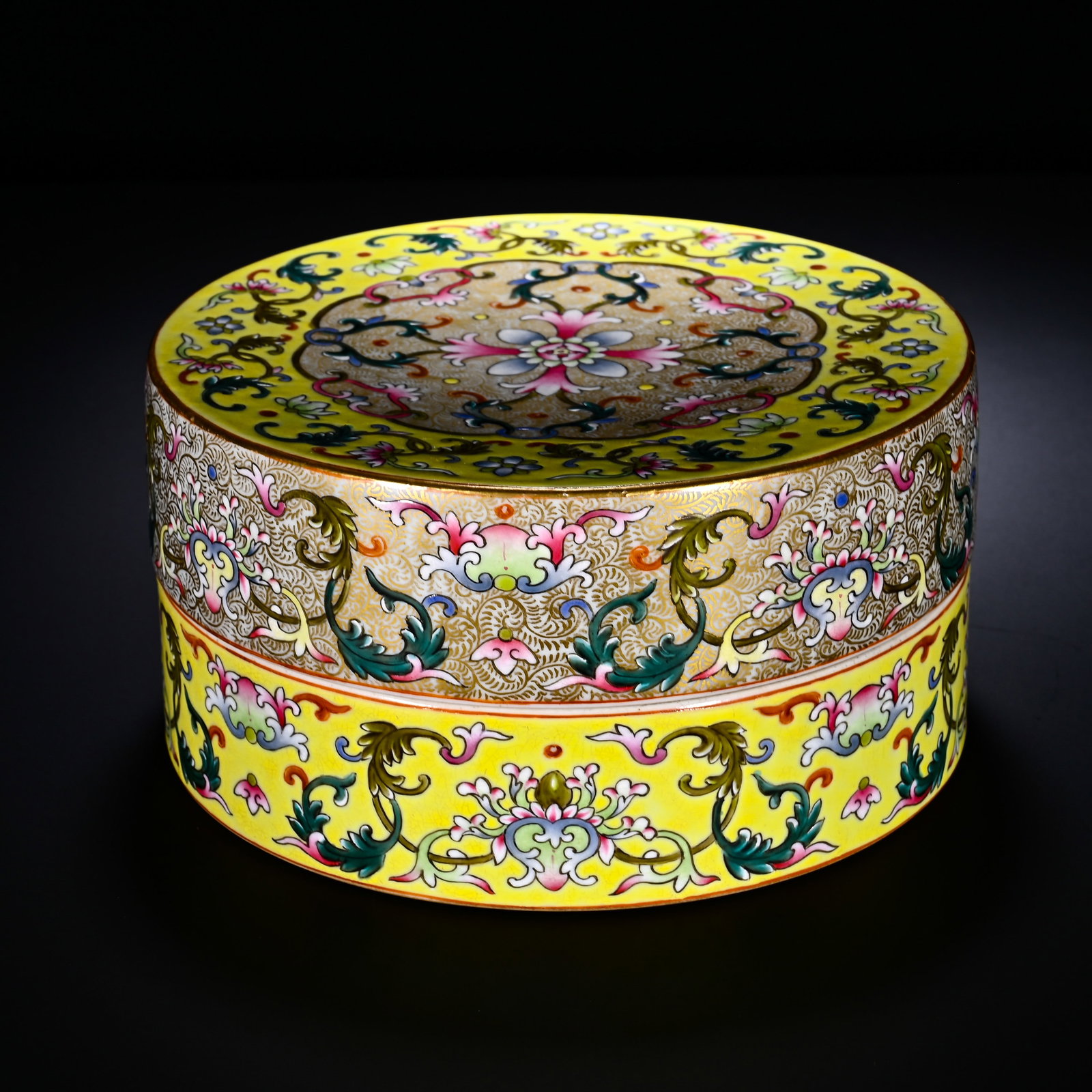 Qing Dynasty, Qianlong Period, Round Lid Box with Gilded and Coiled Patterns of the Eight Treasures (1 of 5)