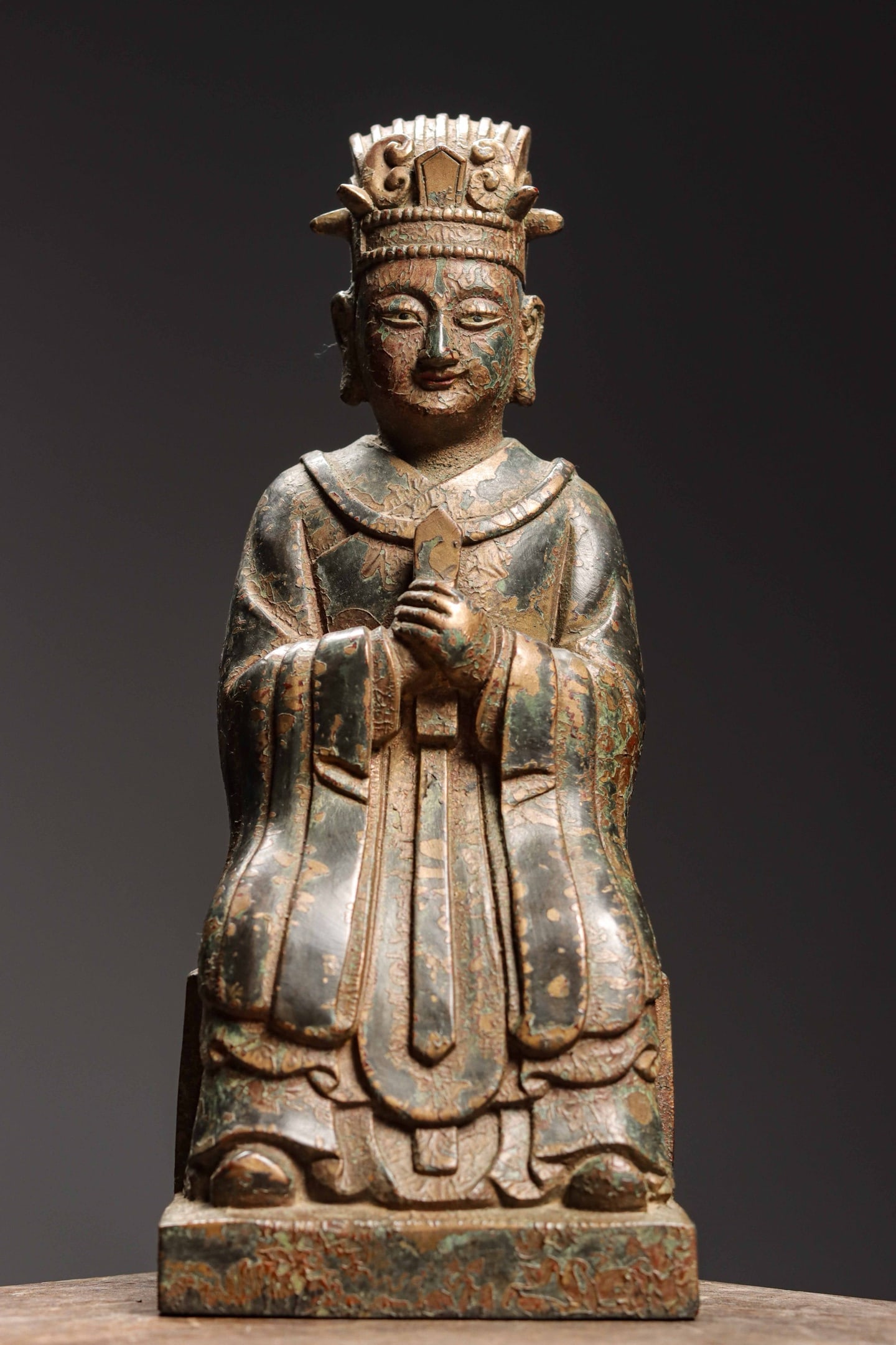 Qing Dynasty, Gilded Bronze Celestial-Official Statue: Qing Dynasty, Gilded Bronze Celestial-Official Statue, presented in fine condition. Dimensions: Weight: 2000g (4.409lb), Height: 24.5cm (9.65in), Width: 10cm (3.94in), Thickness: 10cm (3.94in) Item de