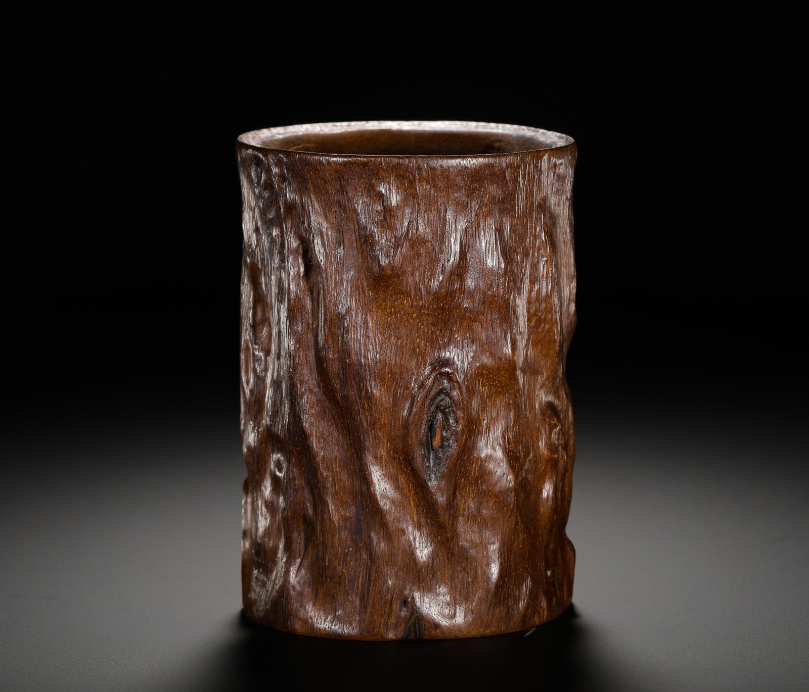 Qing Dynasty, Natural Burls Follow the Shape of the Brush Pot: Natural burl wood irregular brush pot, whole tree knot material, retaining original uneven bark grain, uncarved, primitive natural wood stationery container. Dimensions: Height: 13cm (5.12in), Width: 