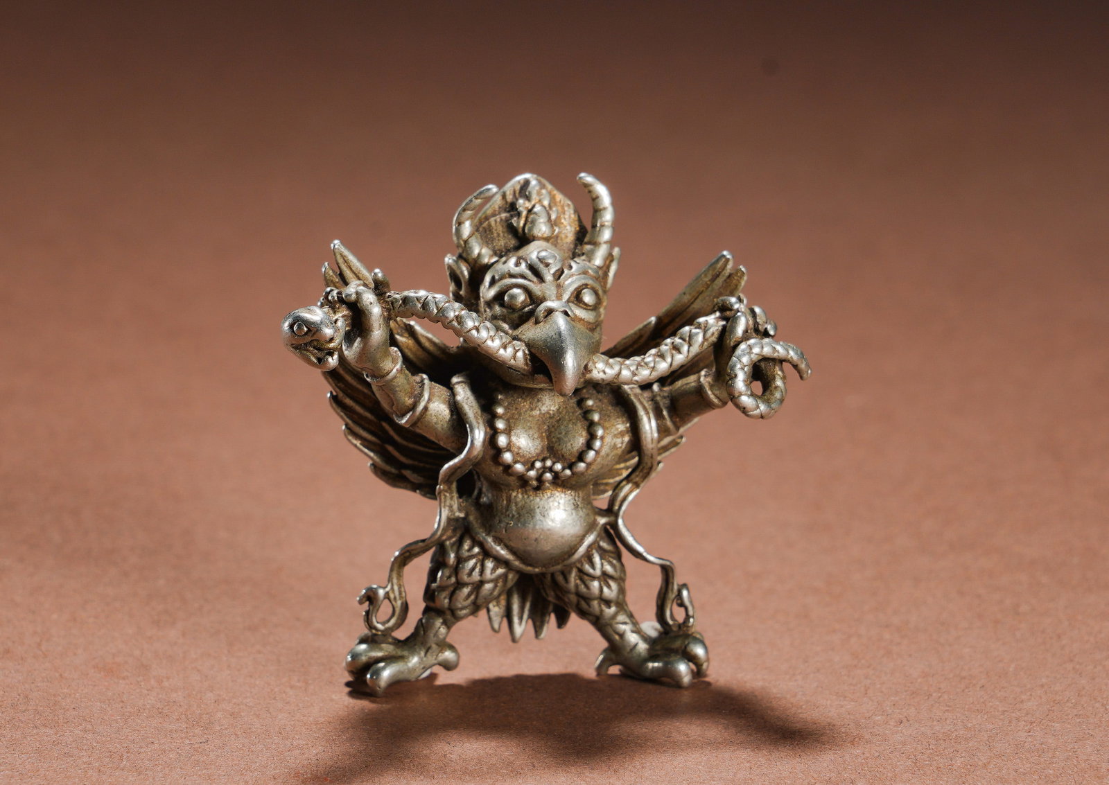 Qing Dynasty, Bronze Gilded Silver Statue of a Great Peng with Golden Wings: Qing Dynasty, Bronze Gilded Silver Statue of a Great Peng with Golden Wings, presented in fine condition. Dimensions: Height: 4cm (1.57in), Width: 4cm (1.57in), Weight: 30g (0.066lb) Item description 