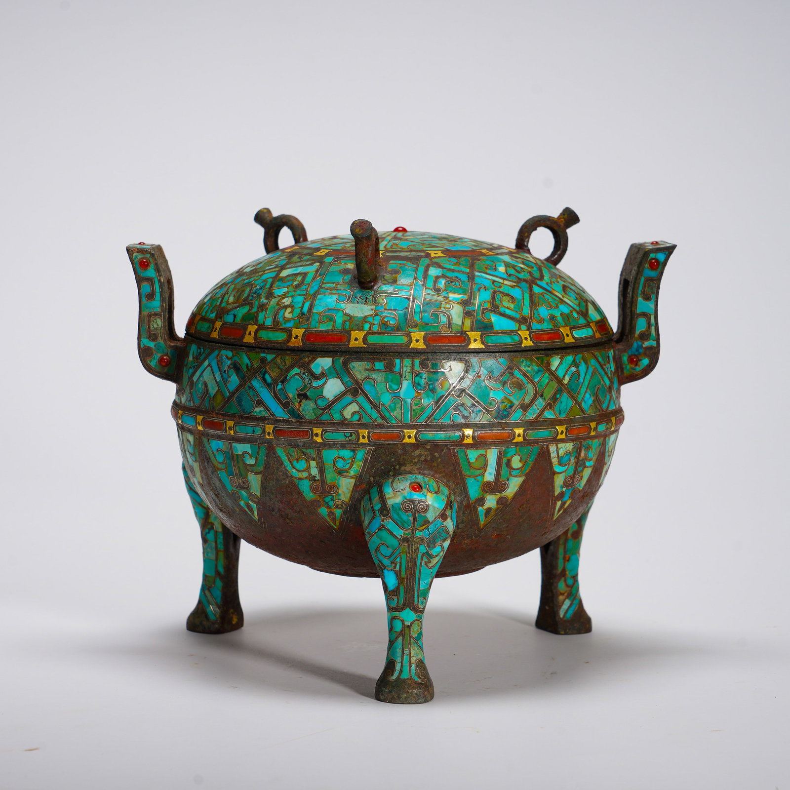 Han Dynasty, Zhan Cuo Gold and Silver Treasures Set in Bronze Tripod: The bronze ding has a domed lid fitted with lifting knobs and movable ring handles. It is equipped with two upright rectangular handles and three beast-pattern legs. The whole surface of lid and body 