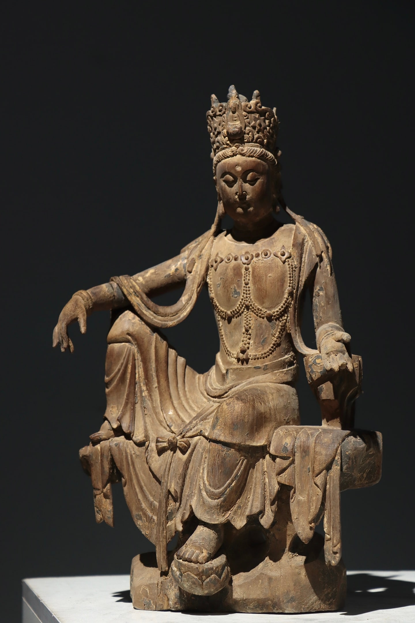Ming Dynasty, Nanmu Statue of the Free and Easy Guanyin: An exquisite wooden statue of Water-Moon Guanyin integrally carved from single solid hardwood in Ming Dynasty, fully complying with canonical traditional iconography.It wears an elaborate crown with i