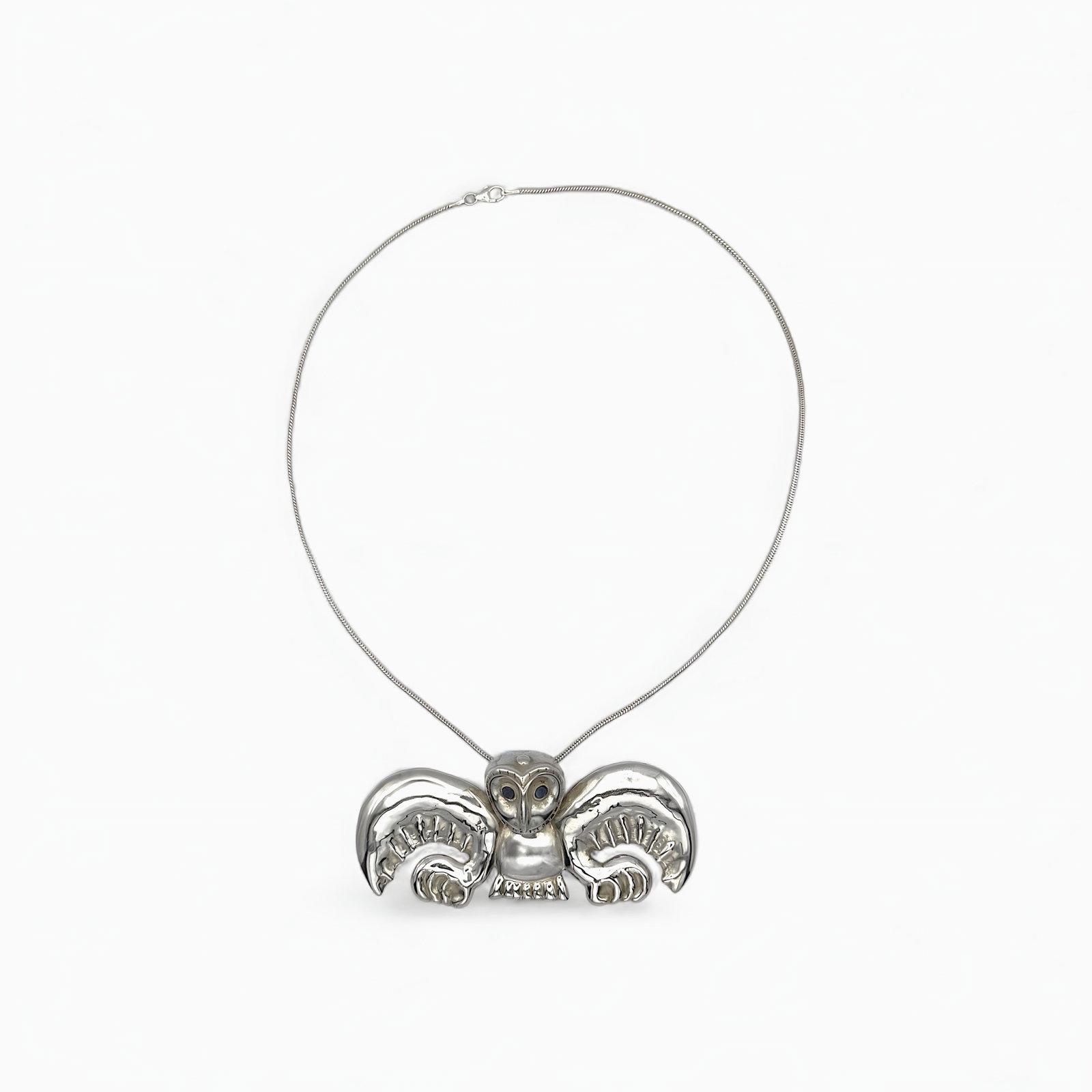 Wings of Vigilance Silver and Spondylus Necklace: Ciec-Sipán – Wings of VigilanceSilver and Spondylus Necklace from Lima, PeruBlending sacred symbolism with sculptural form, Wings of Vigilance is a striking silver necklace handcrafted by Ciec-Sip�